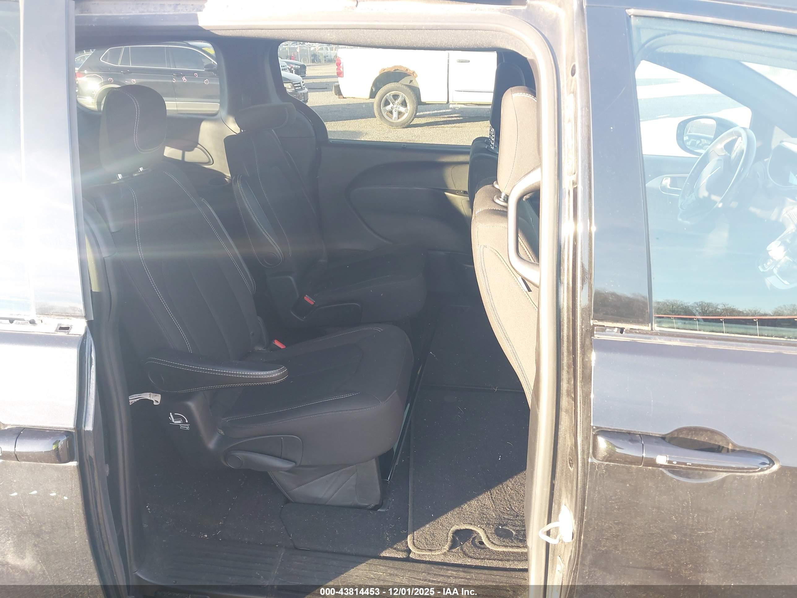 CHRYSLER PACIFICA image 8