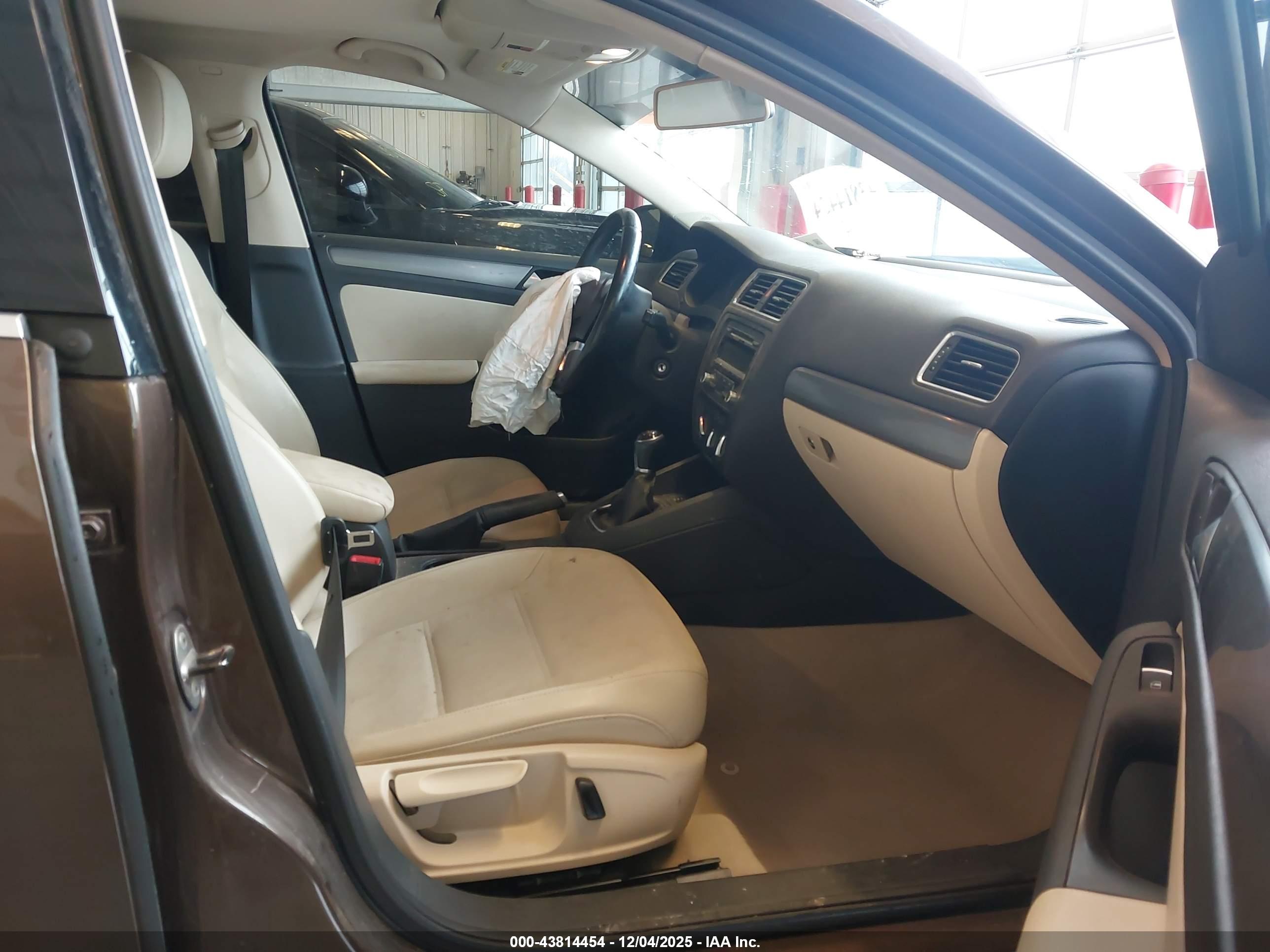 VOLKSWAGEN JETTA image 5