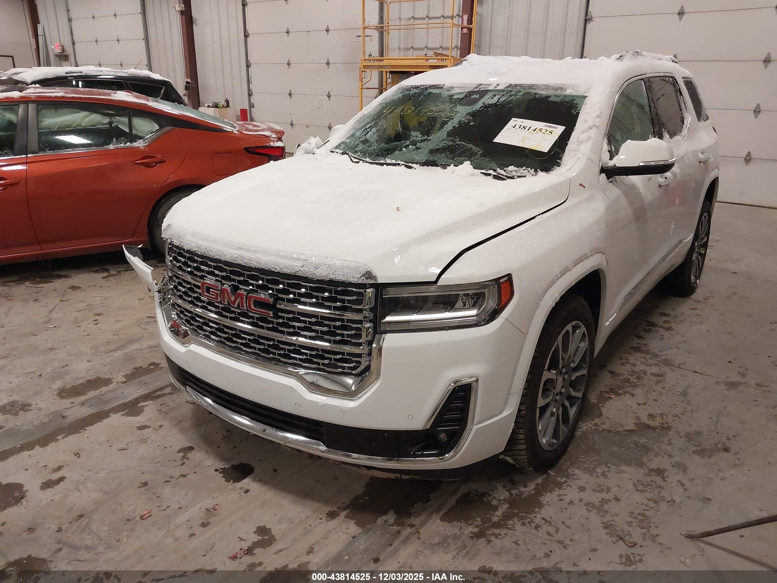 GMC ACADIA image 2
