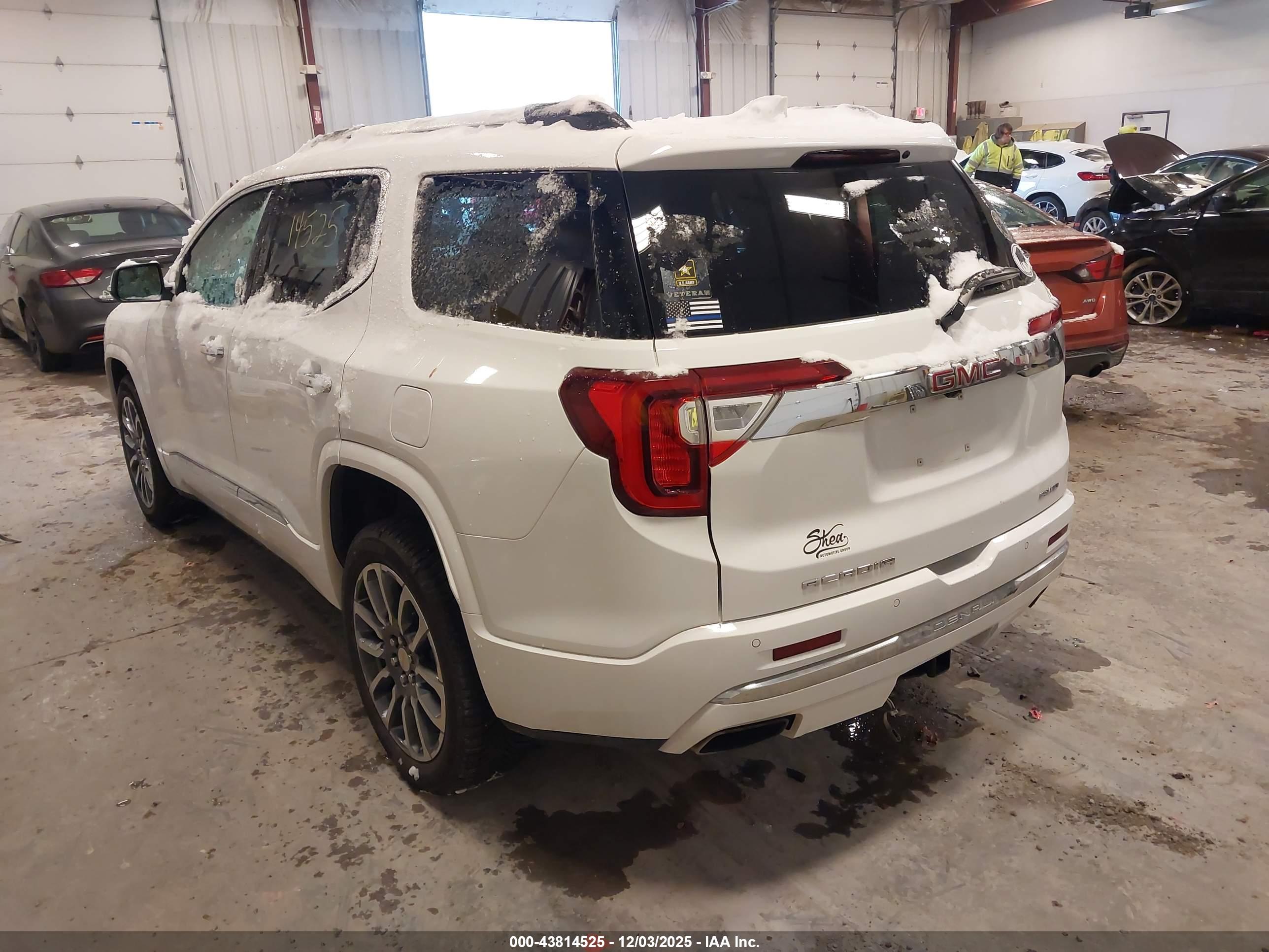 GMC ACADIA image 3