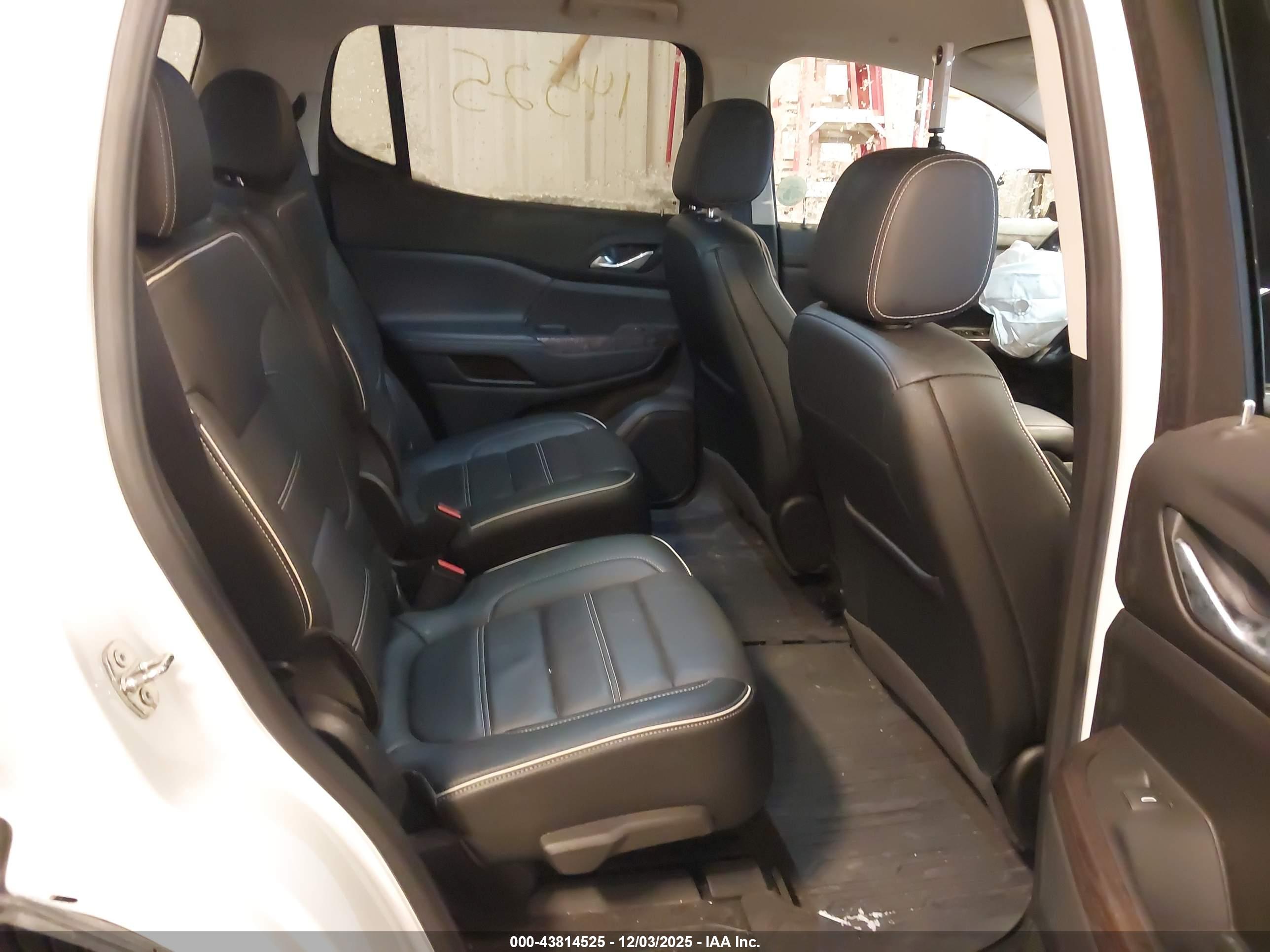 GMC ACADIA image 8