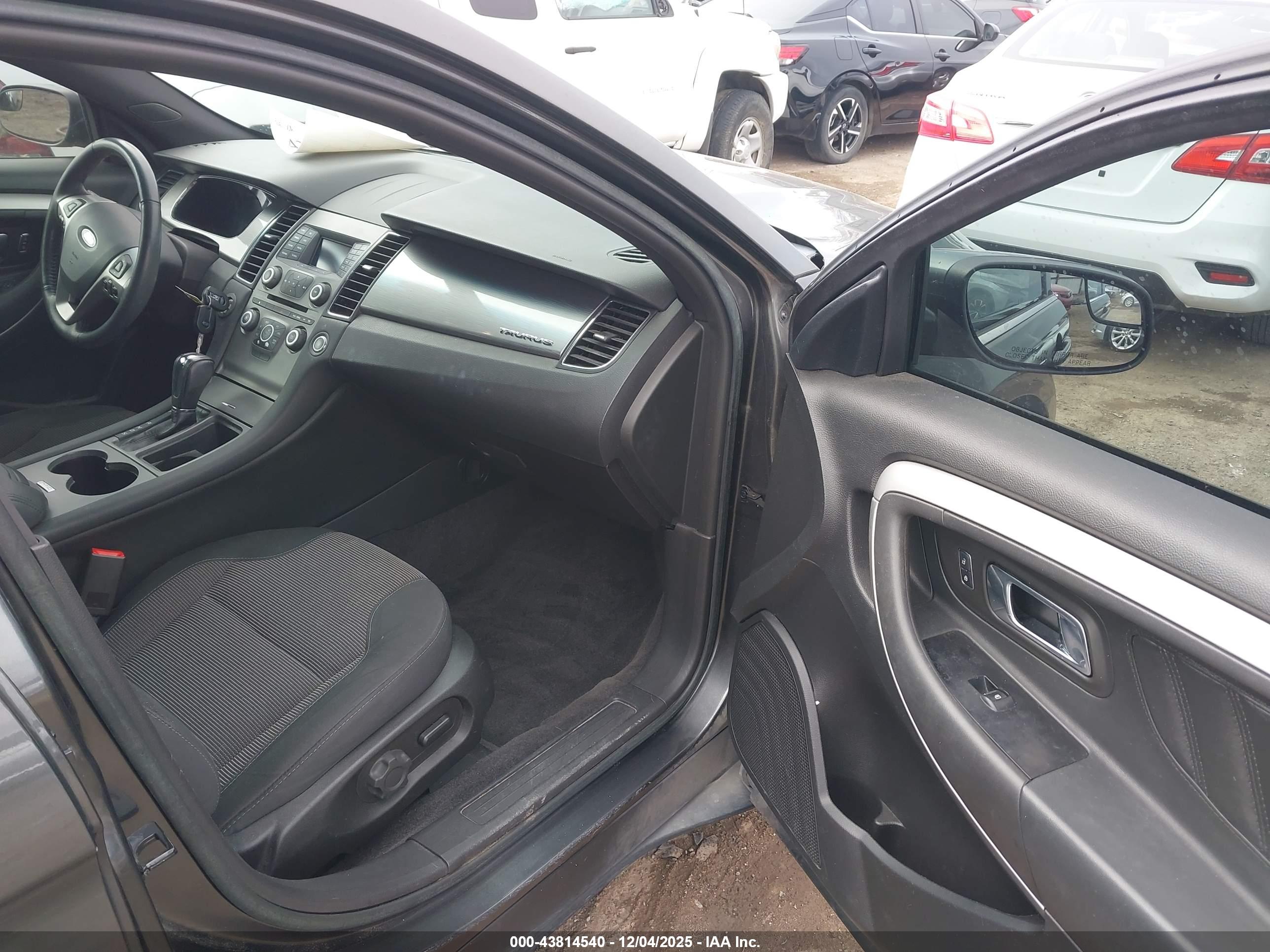 FORD TAURUS image 5