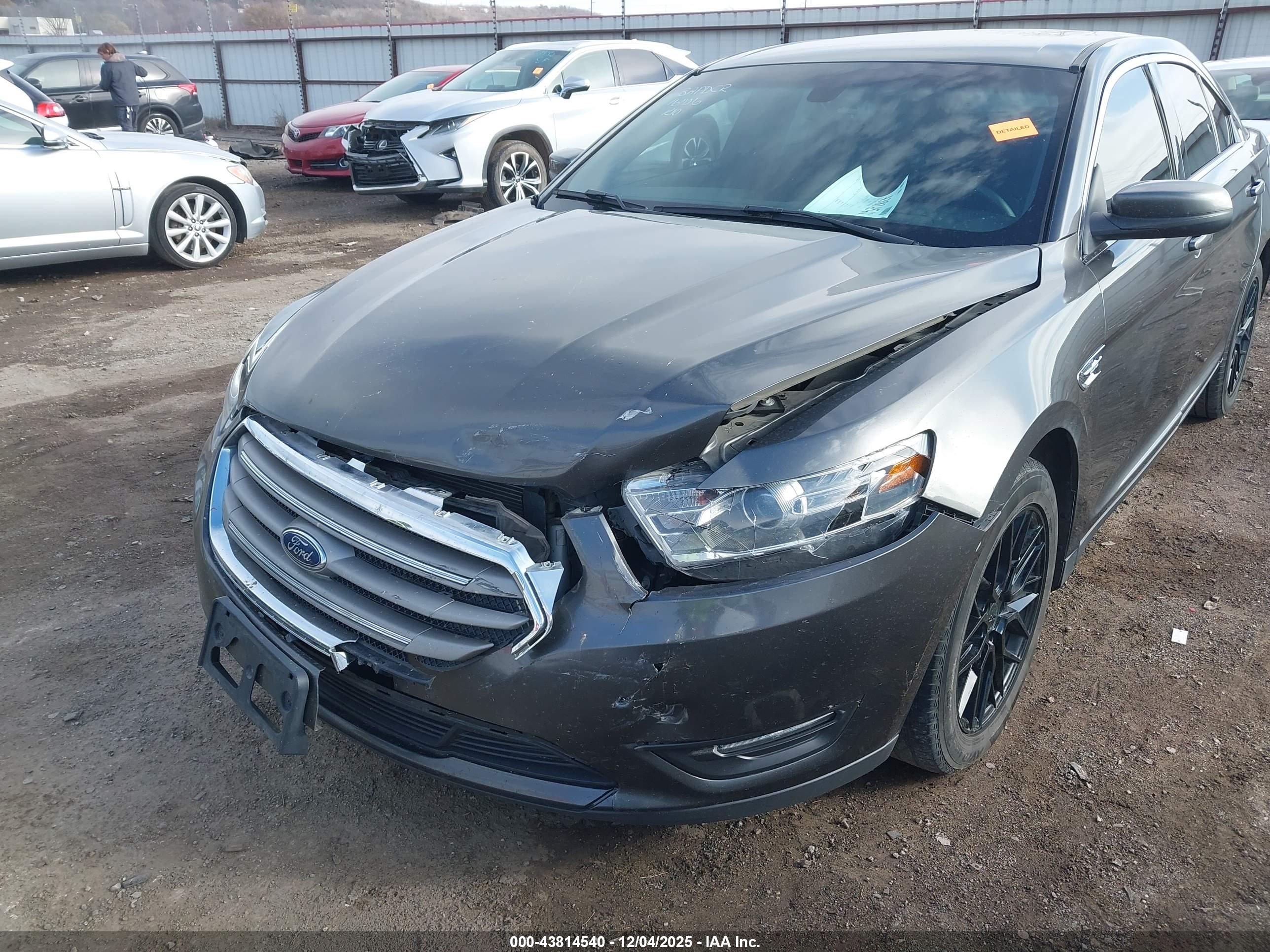 FORD TAURUS image 6