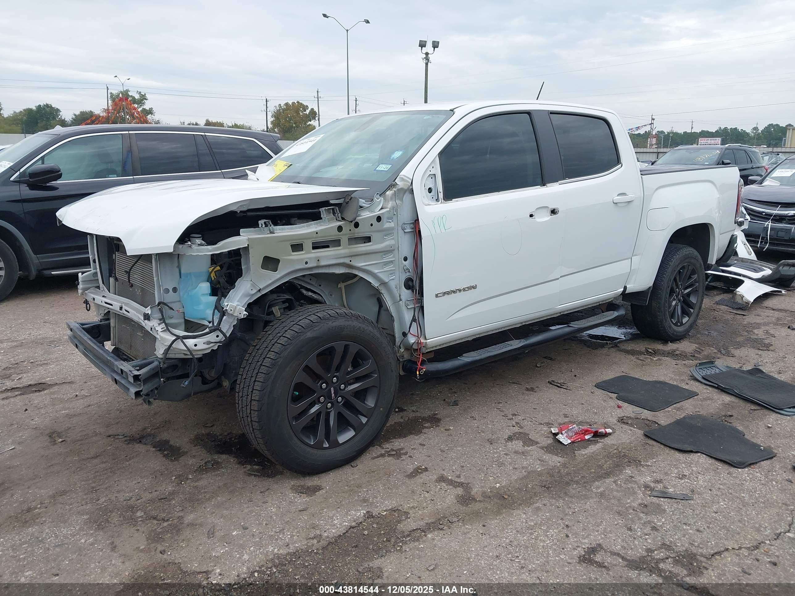 GMC CANYON image 2