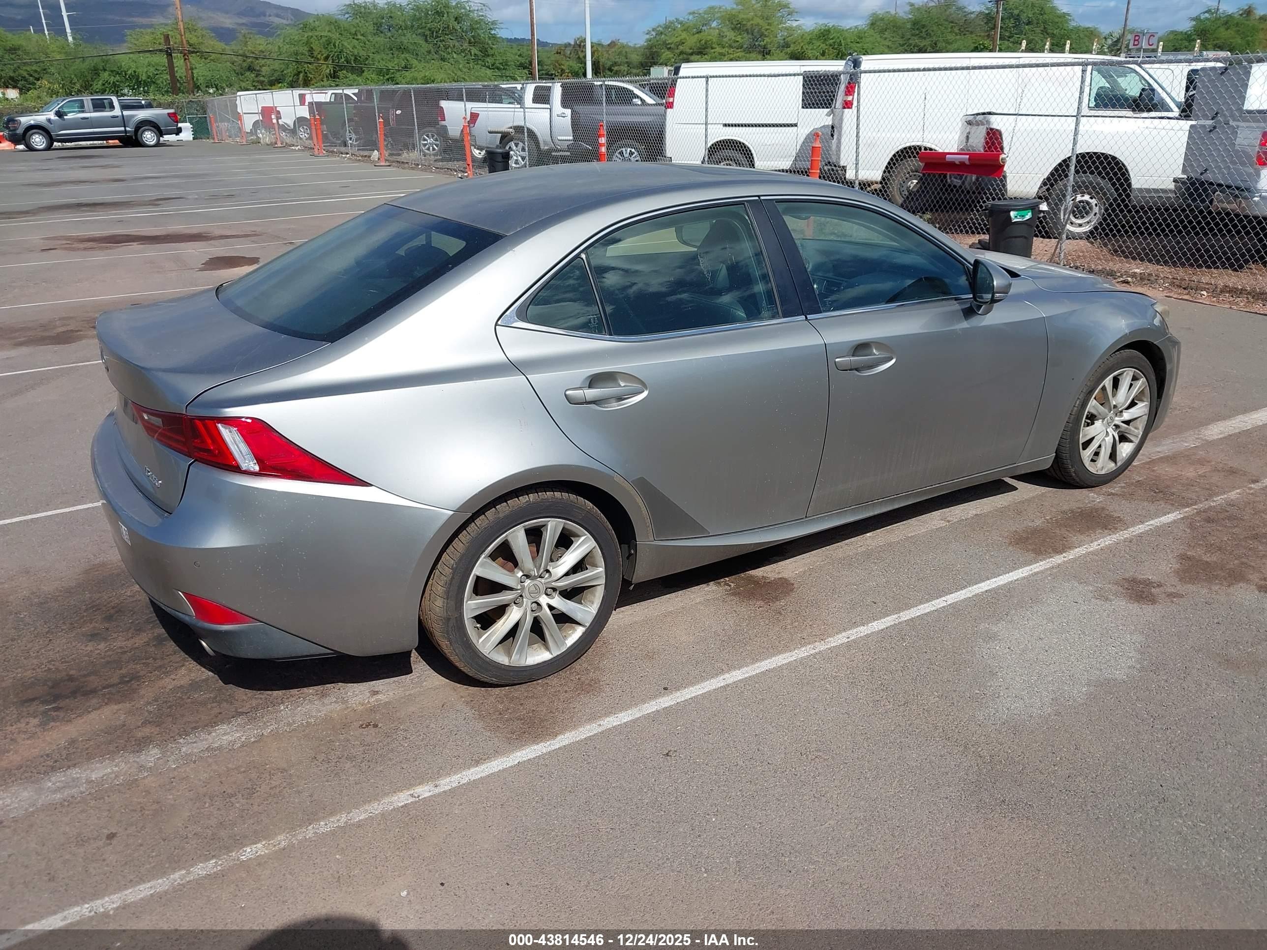 LEXUS IS image 4