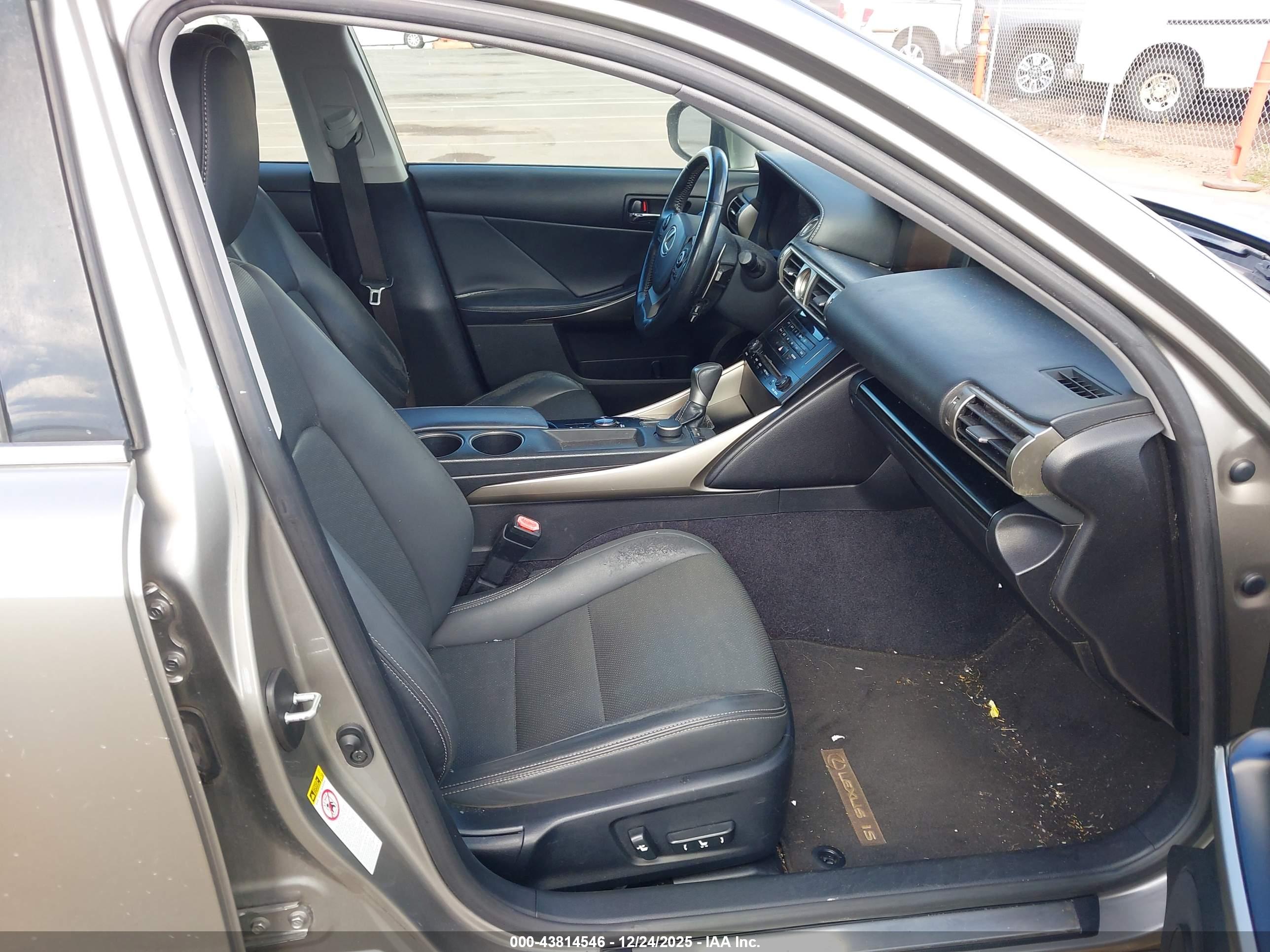 LEXUS IS image 5