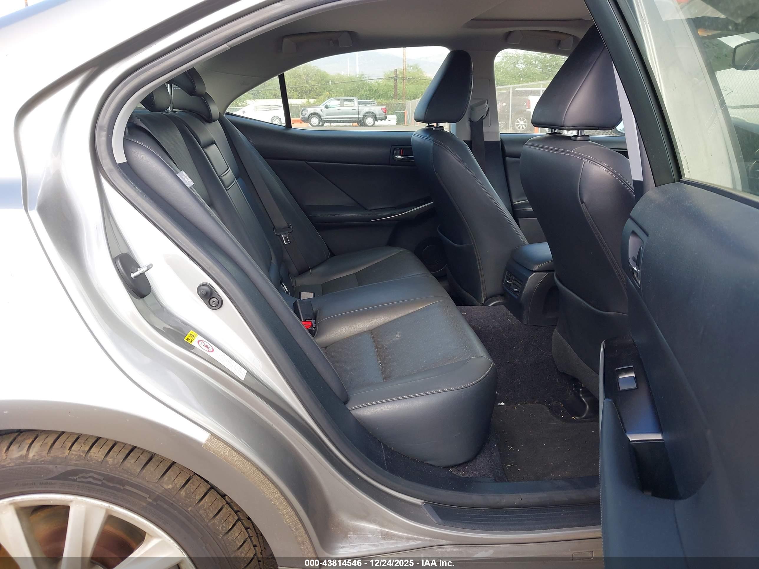 LEXUS IS image 8