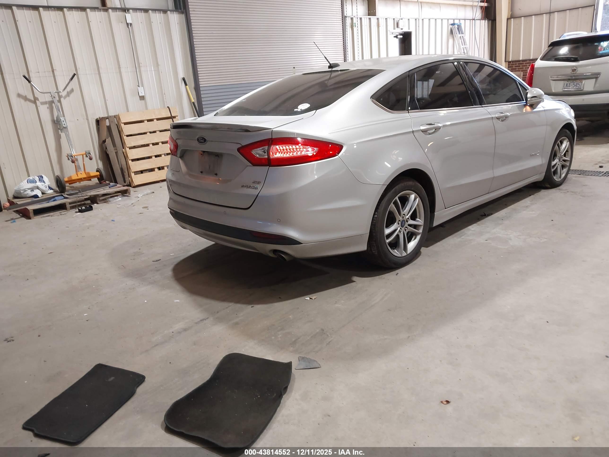 FORD FUSION image 4