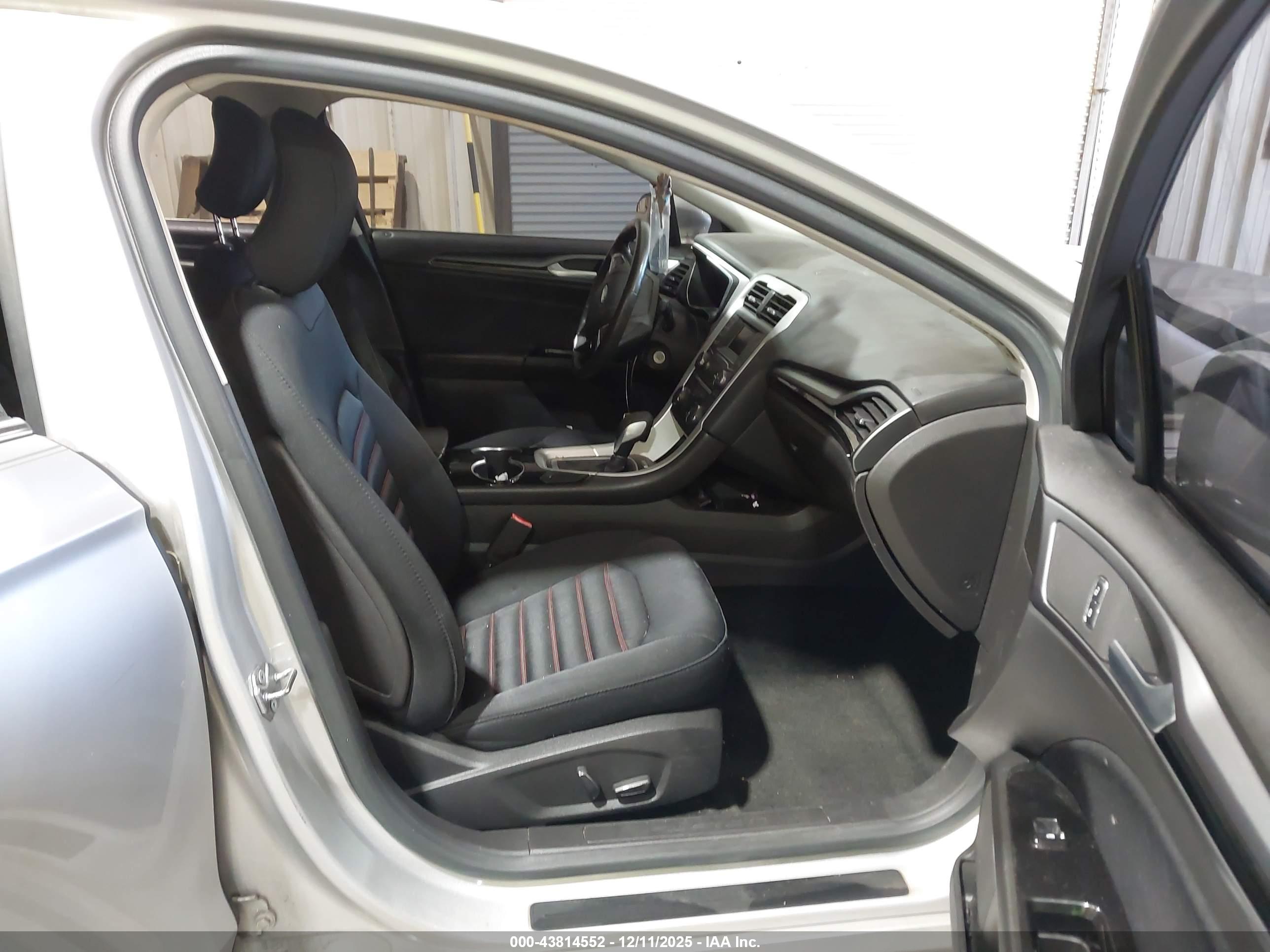 FORD FUSION image 5