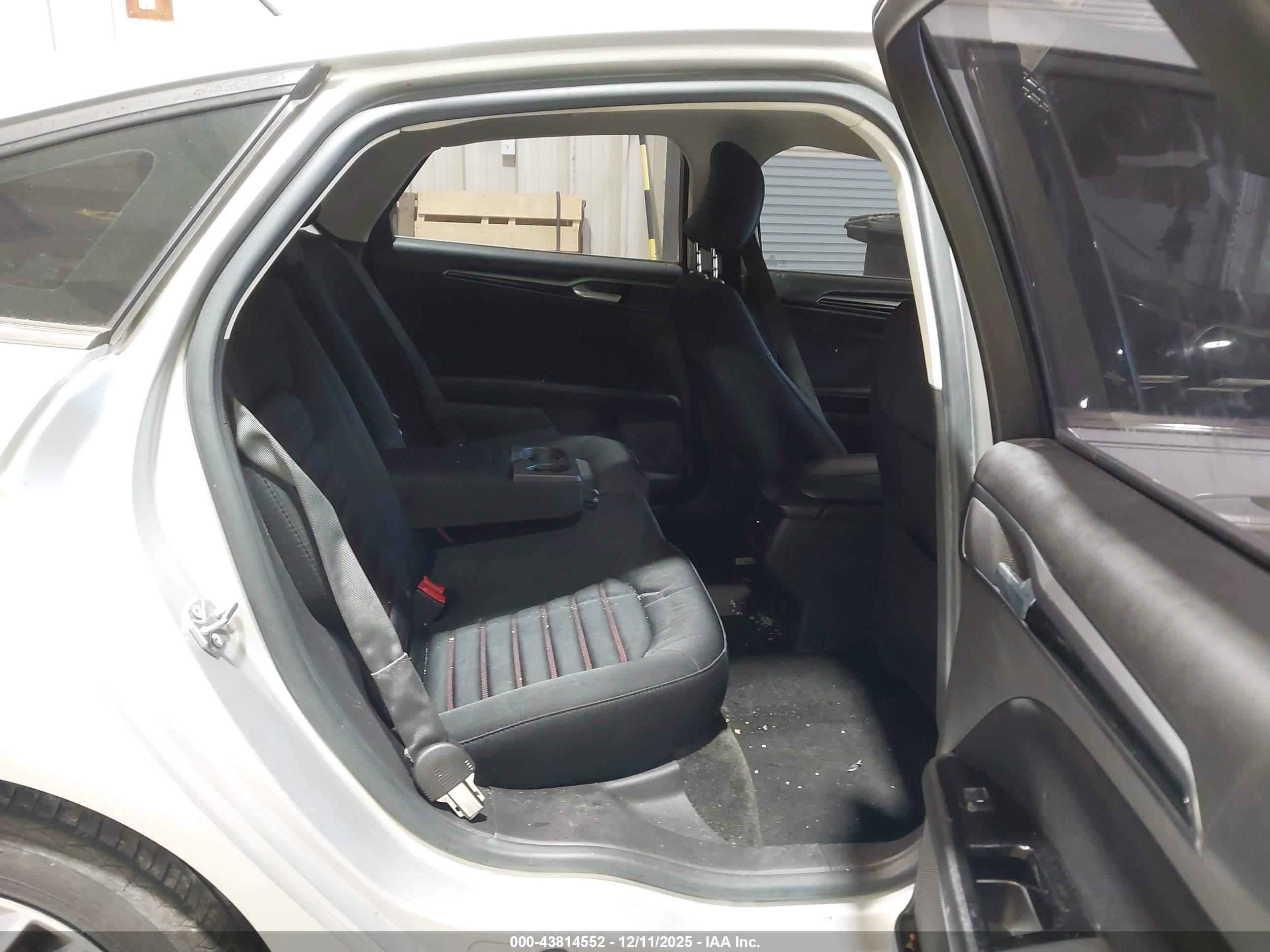 FORD FUSION image 8