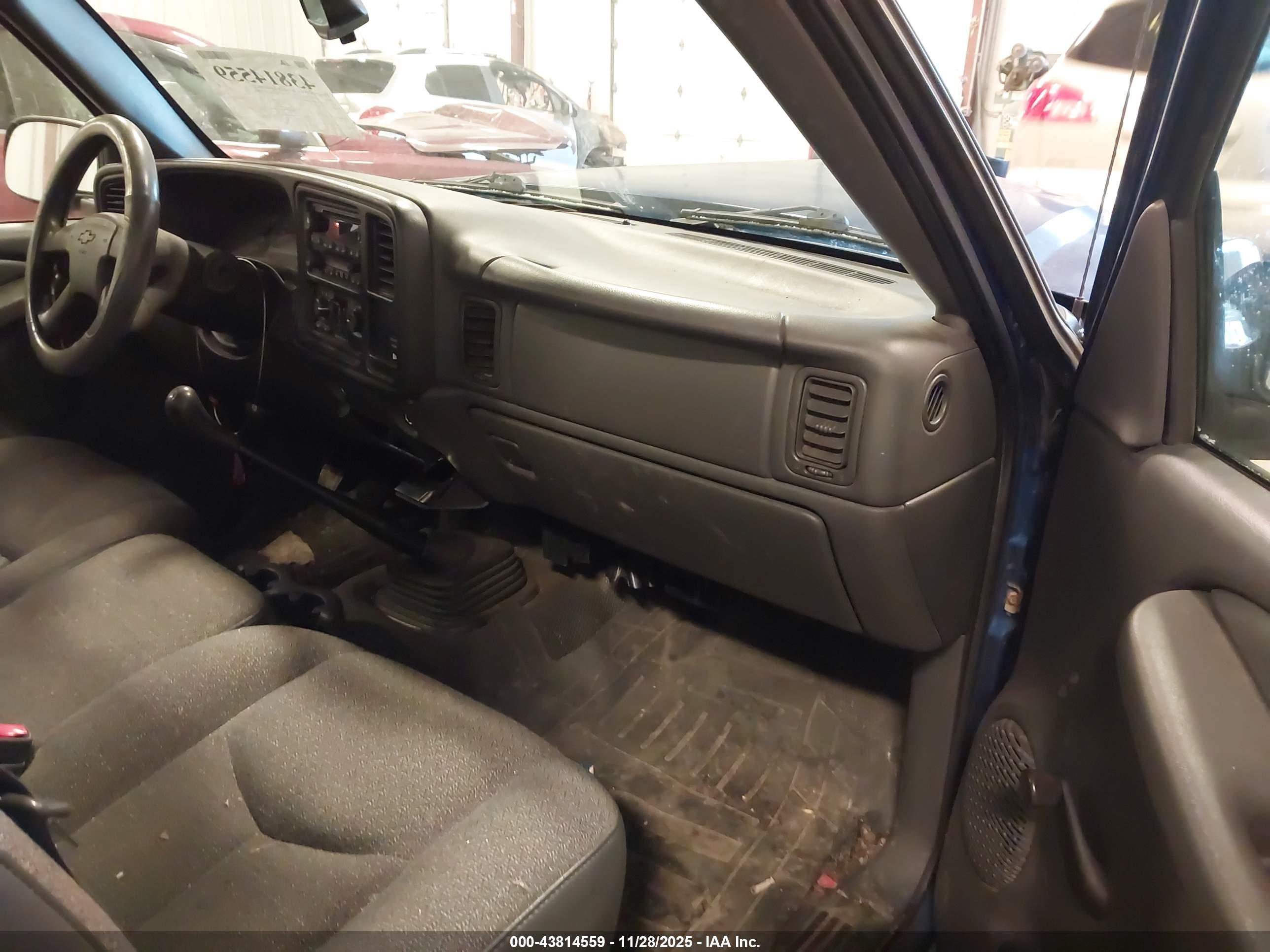 CHEVROLET SILVERADO image 5