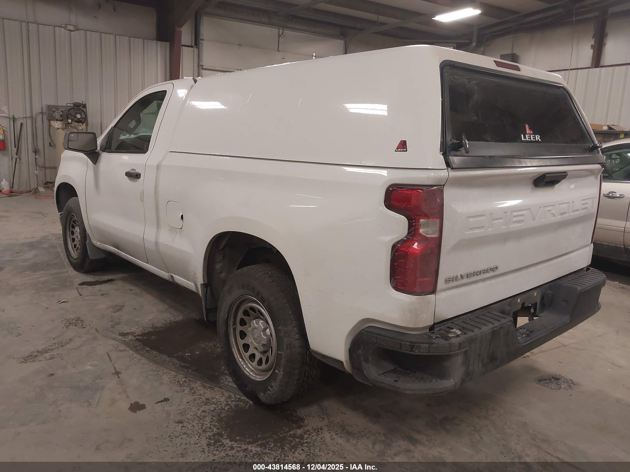 CHEVROLET SILVERADO image 3