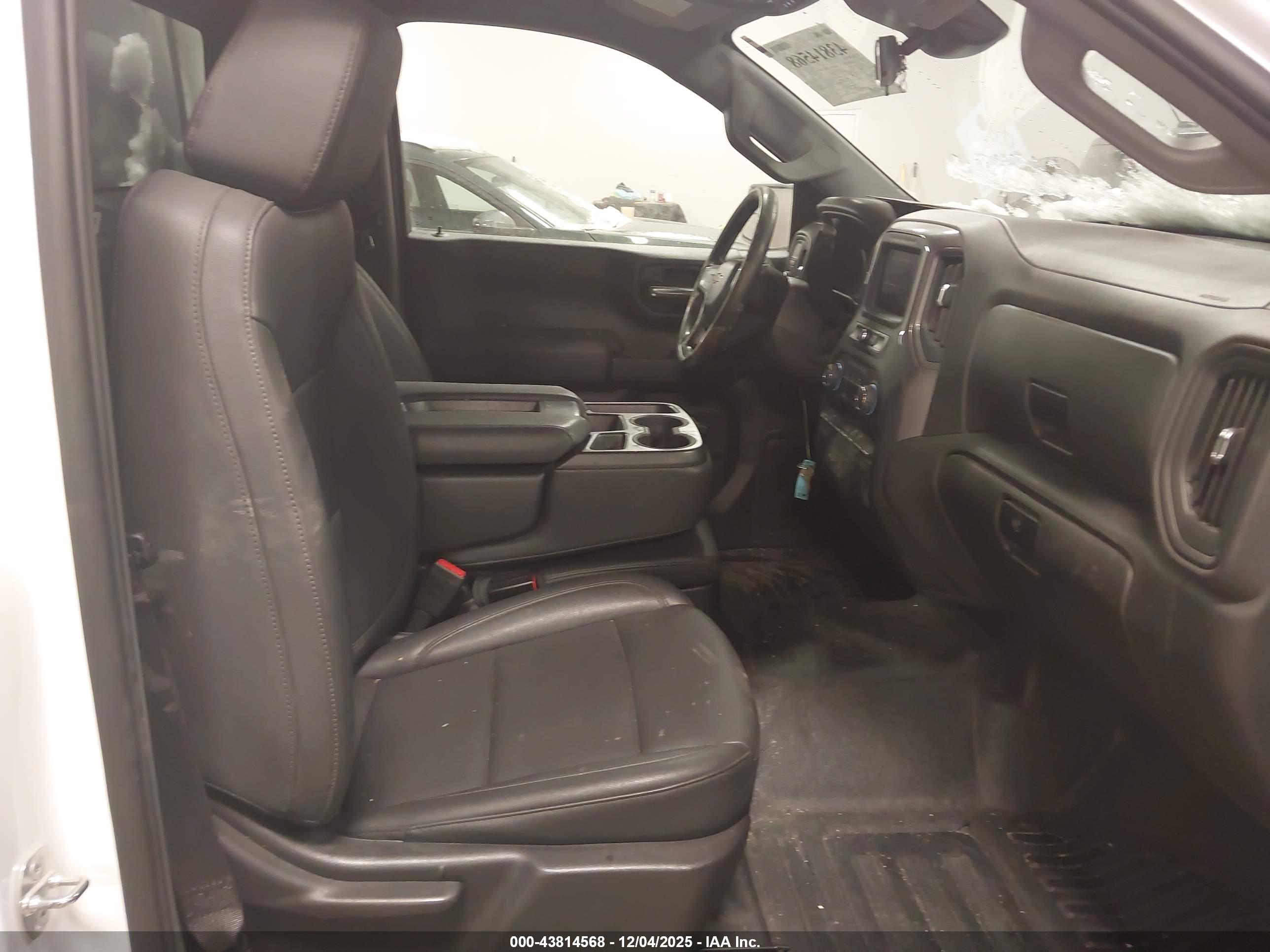 CHEVROLET SILVERADO image 8