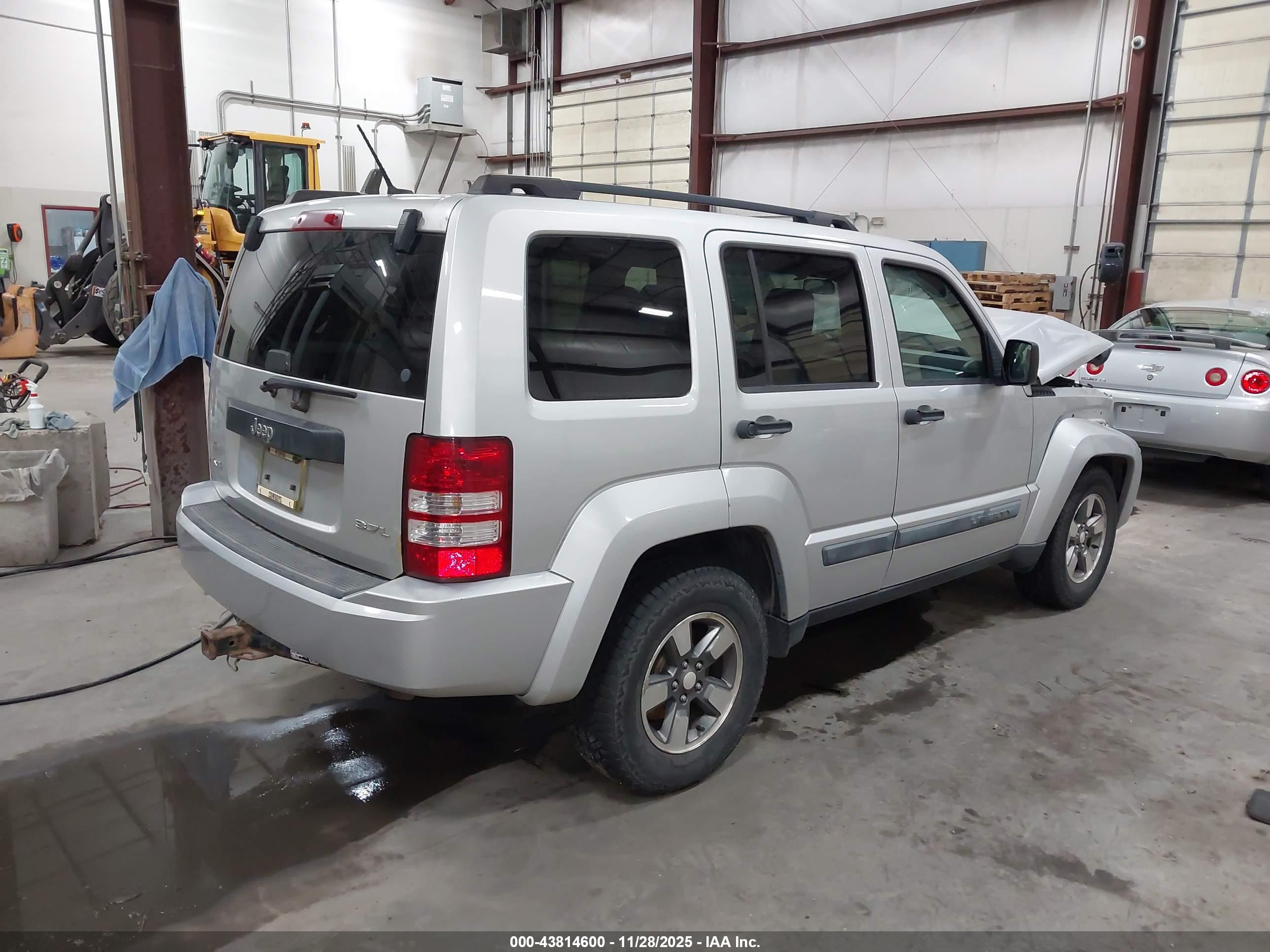 JEEP LIBERTY image 4