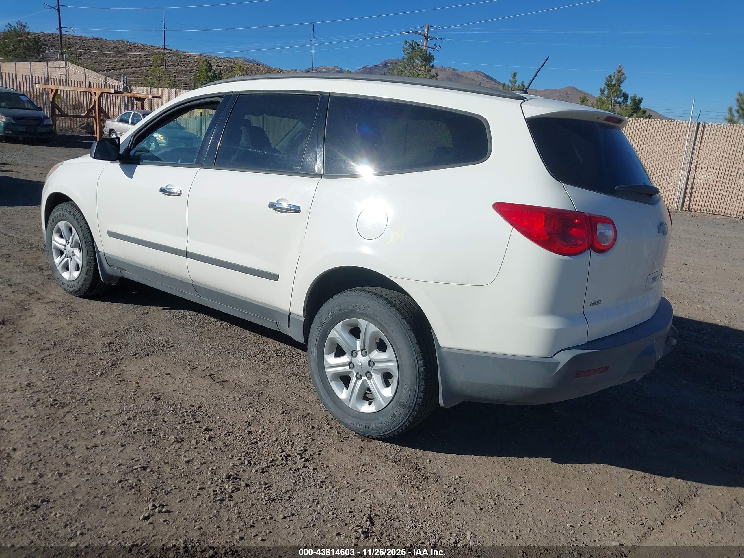 CHEVROLET TRAVERSE image 3