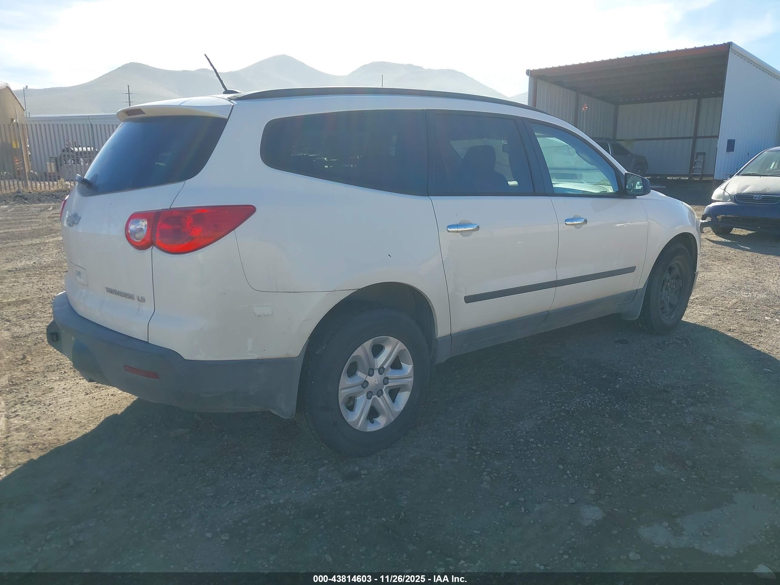 CHEVROLET TRAVERSE image 4