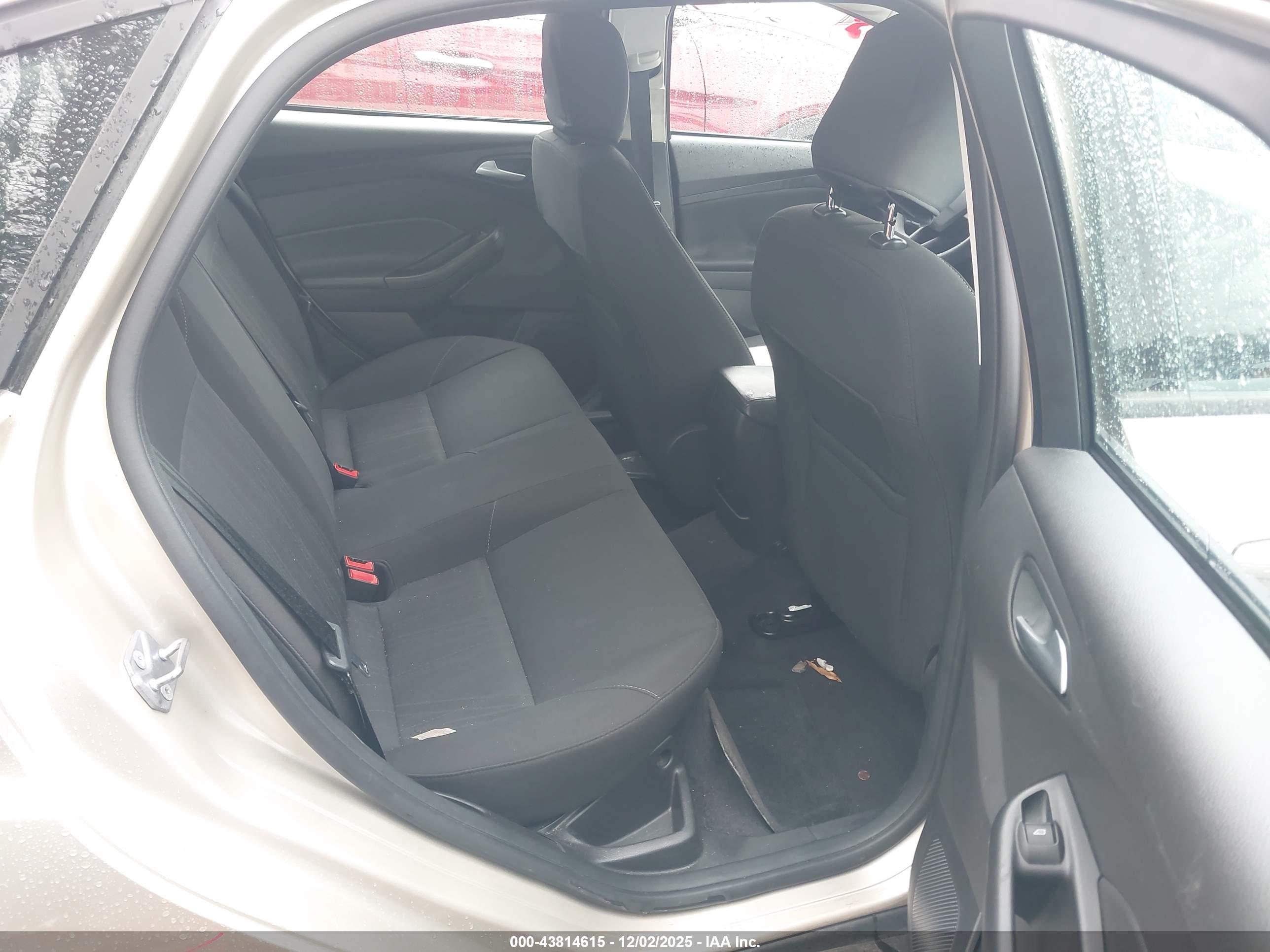 FORD FOCUS image 8