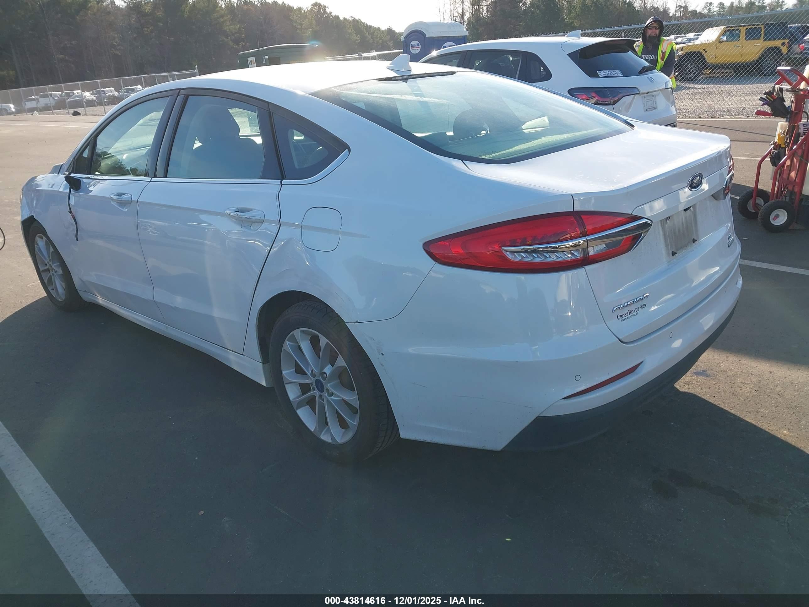 FORD FUSION image 3
