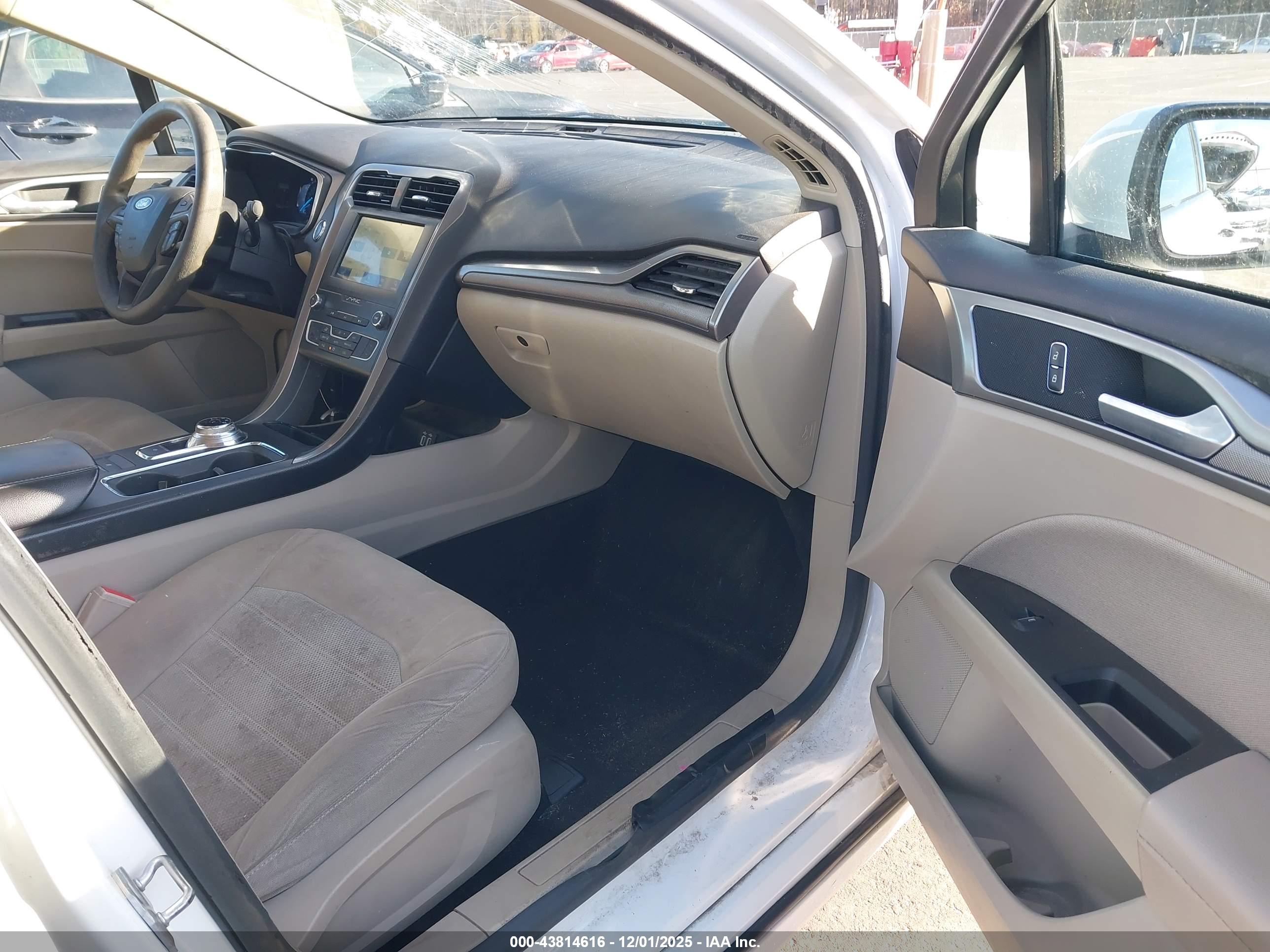 FORD FUSION image 5
