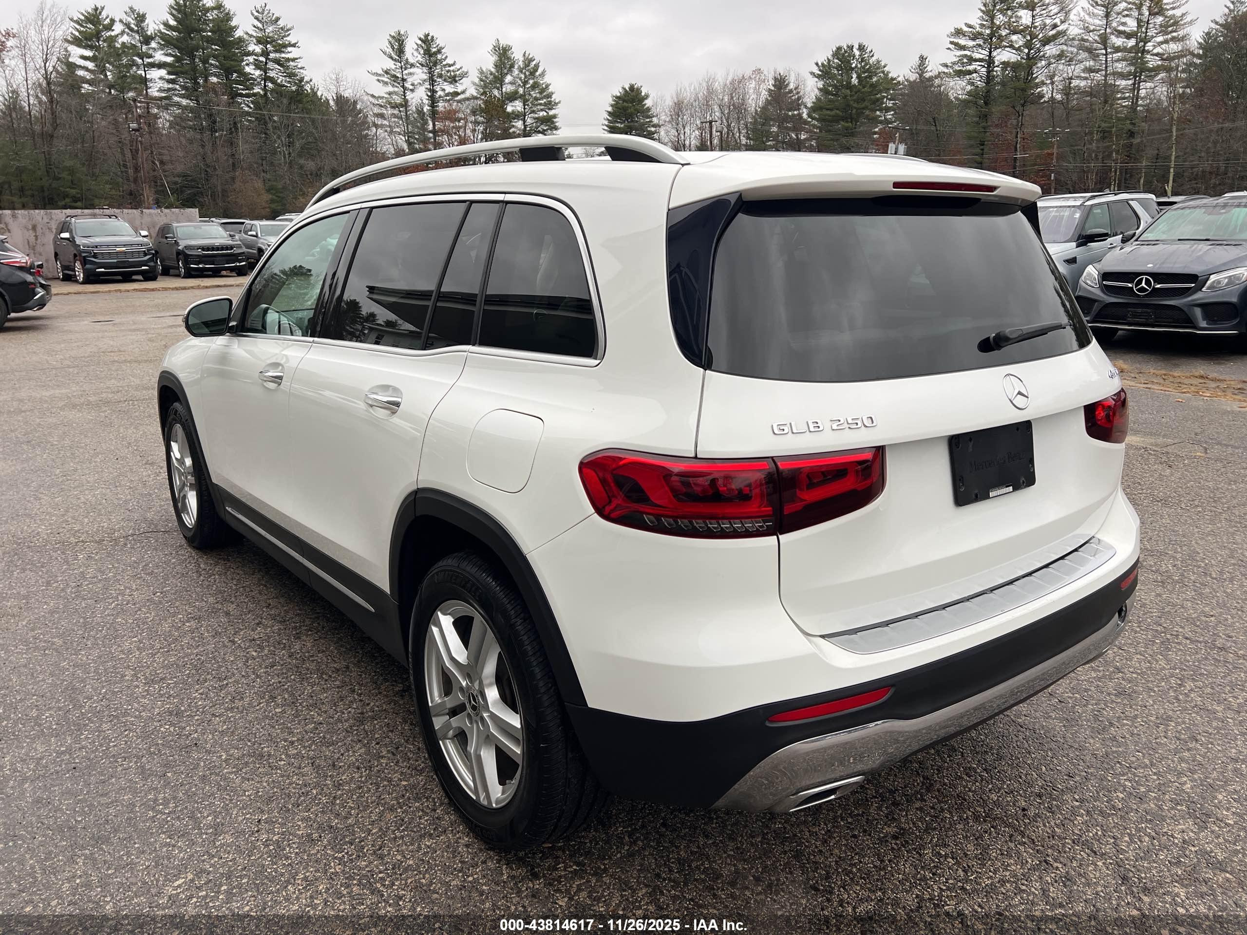 MERCEDES-BENZ GLB image 3