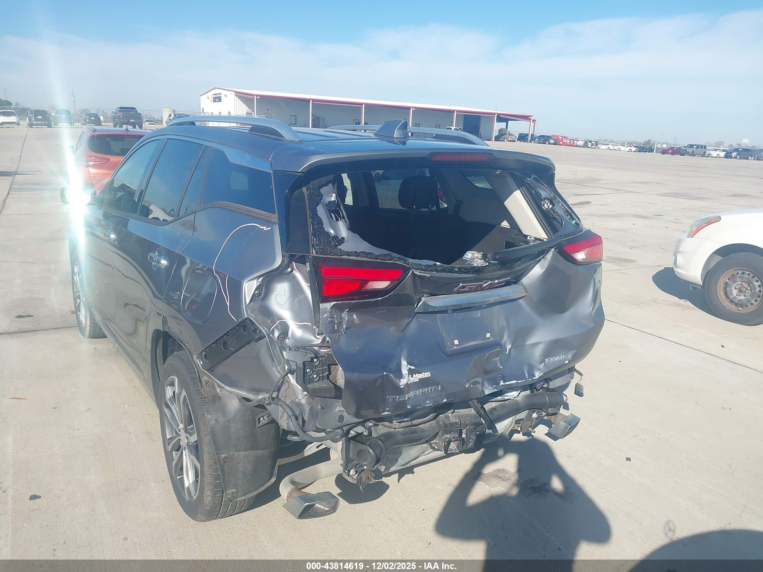 GMC TERRAIN image 6