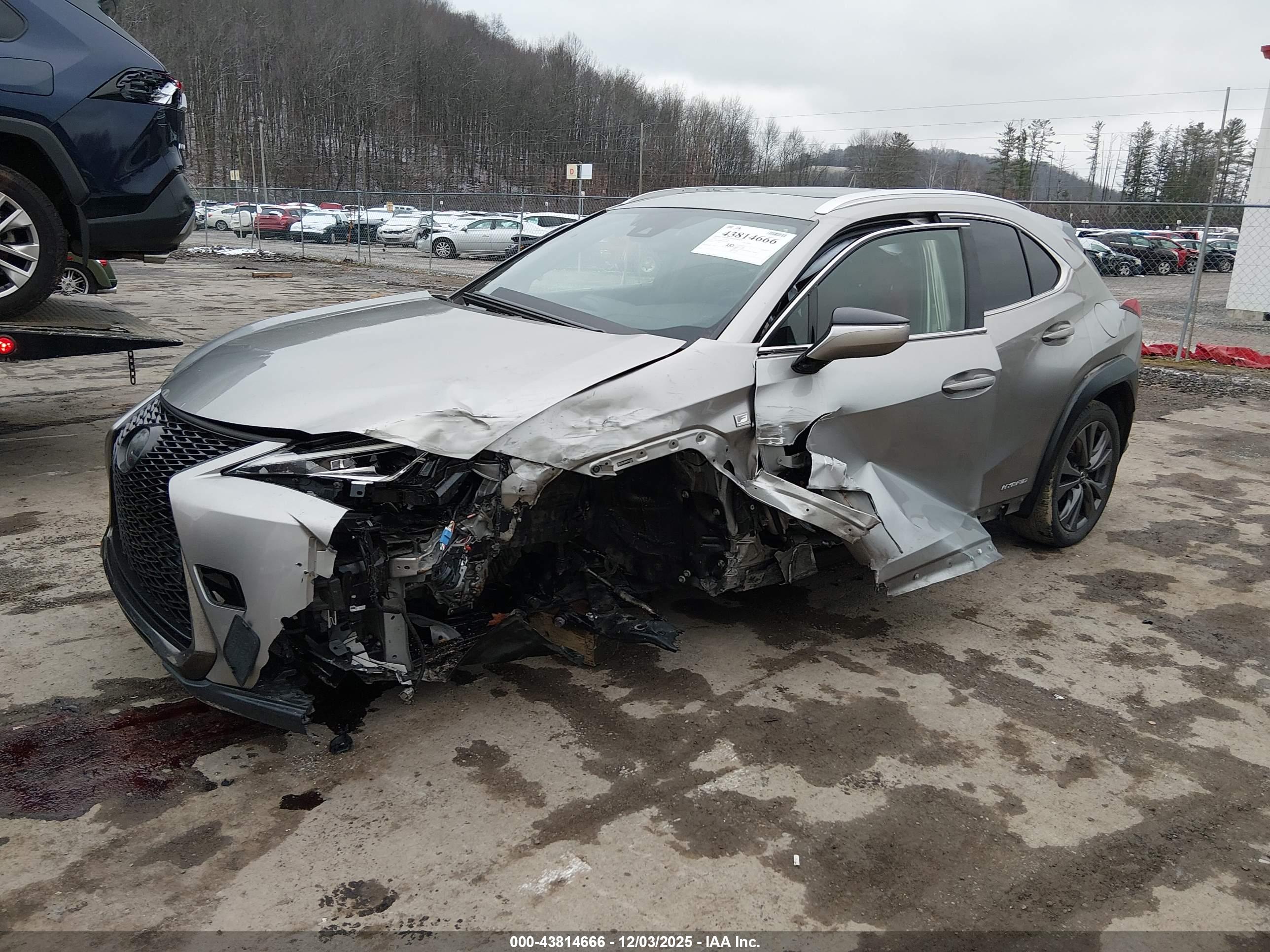 LEXUS UX image 2