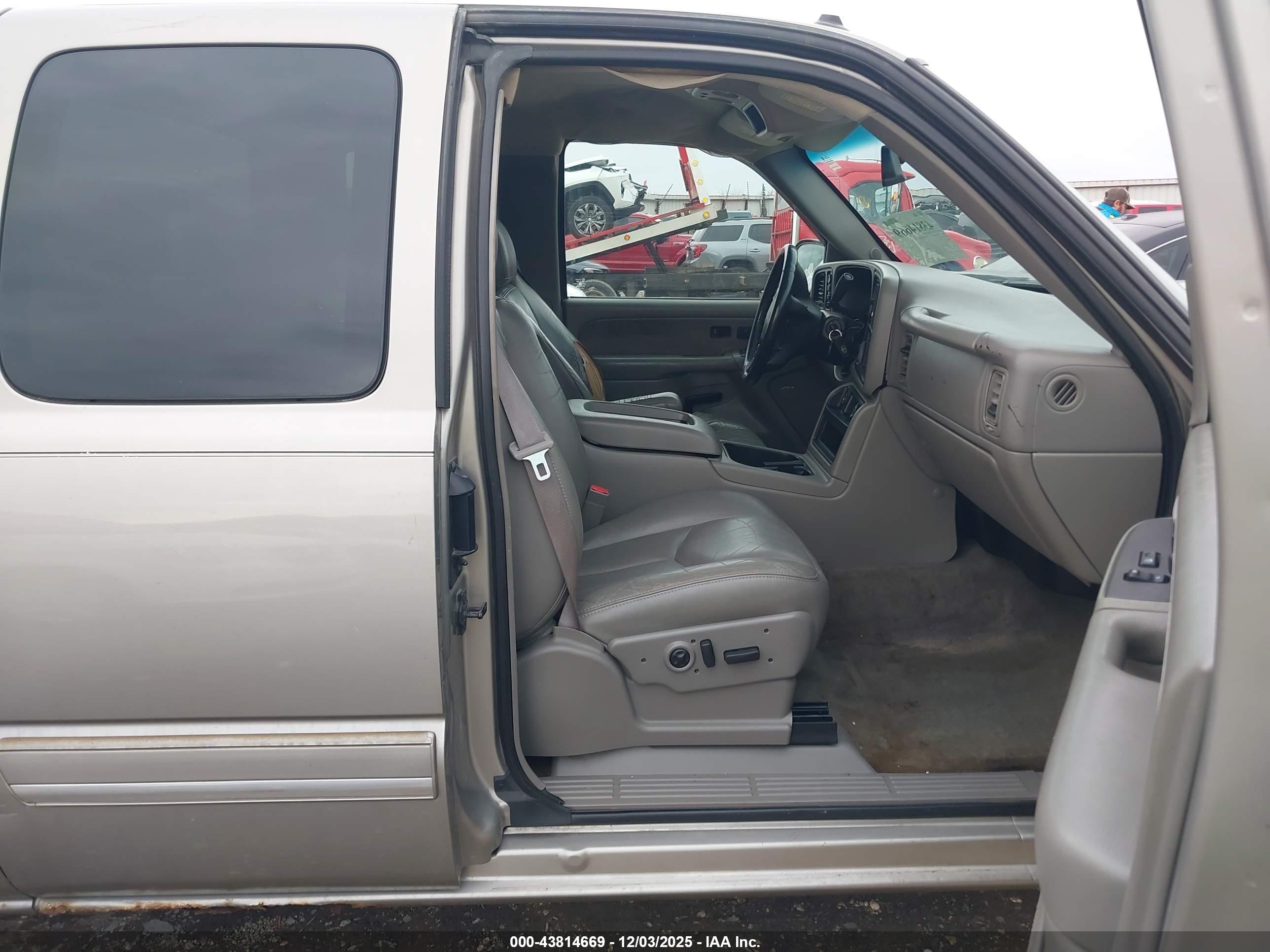 CHEVROLET SILVERADO image 5