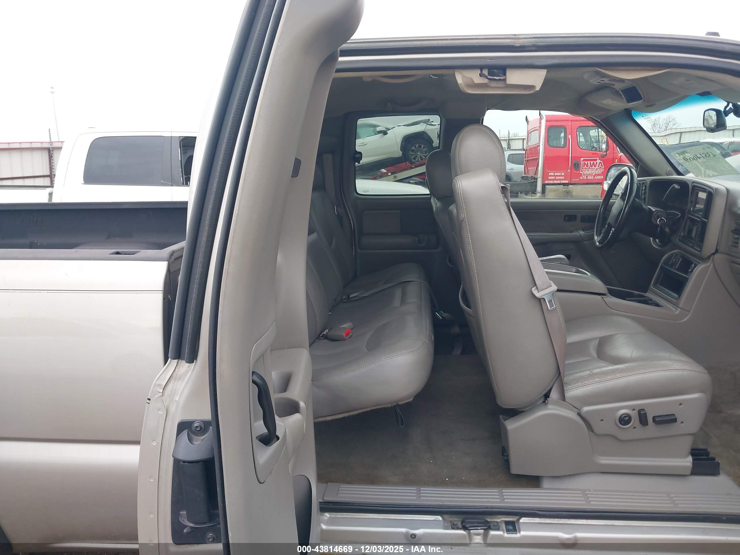 CHEVROLET SILVERADO image 8