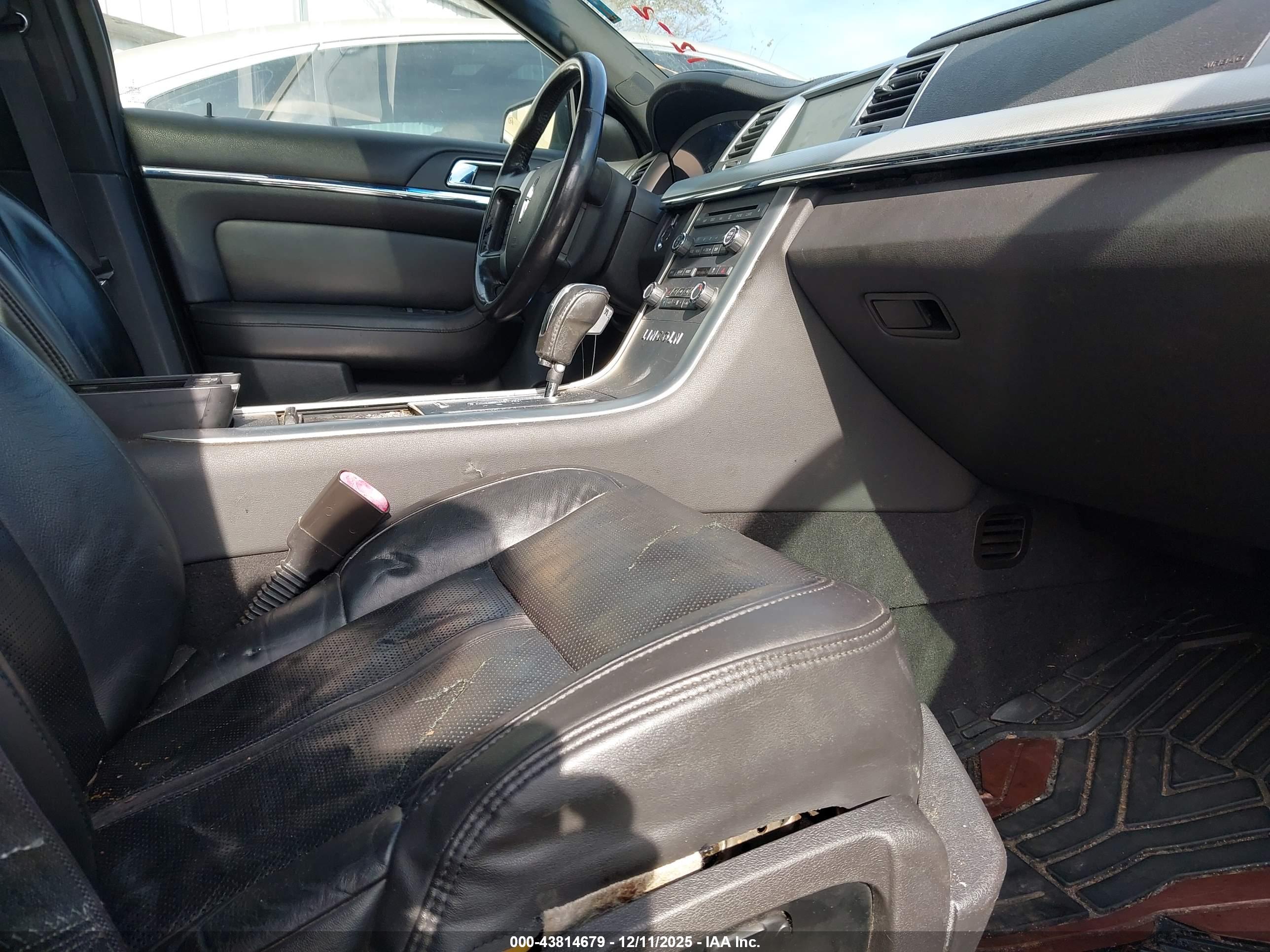 LINCOLN MKS image 5