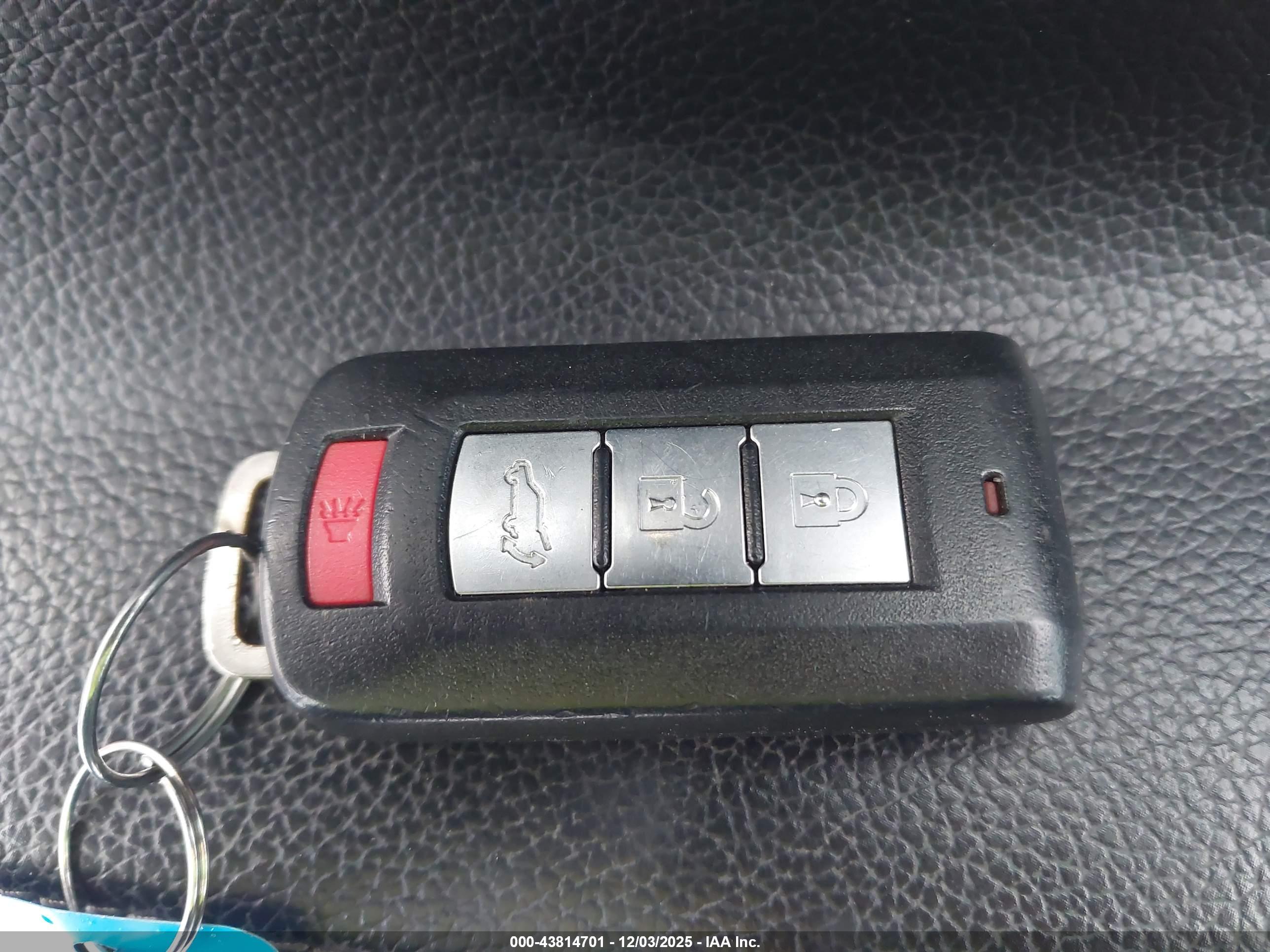 MITSUBISHI OUTLANDER image 11