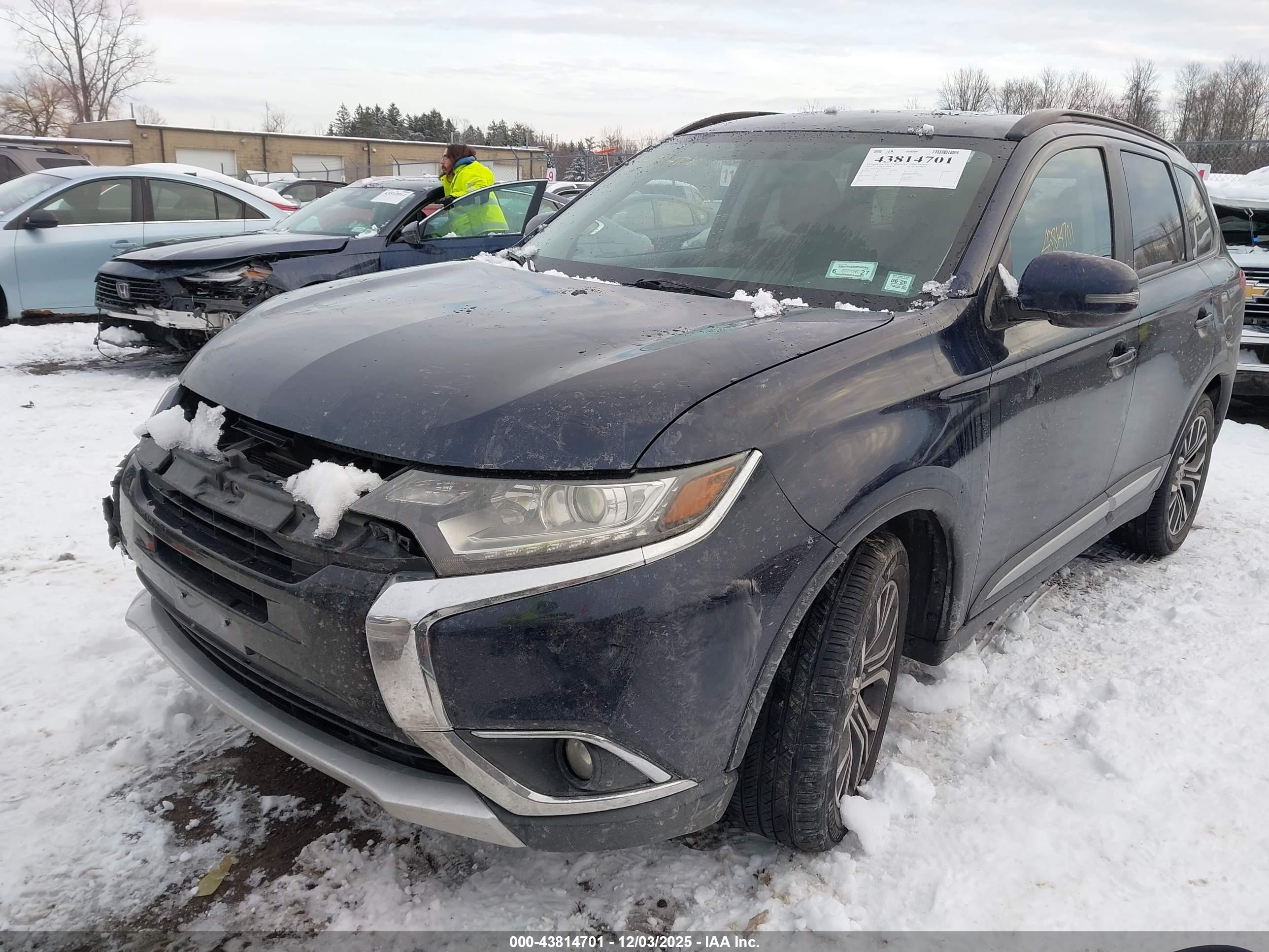 MITSUBISHI OUTLANDER image 2