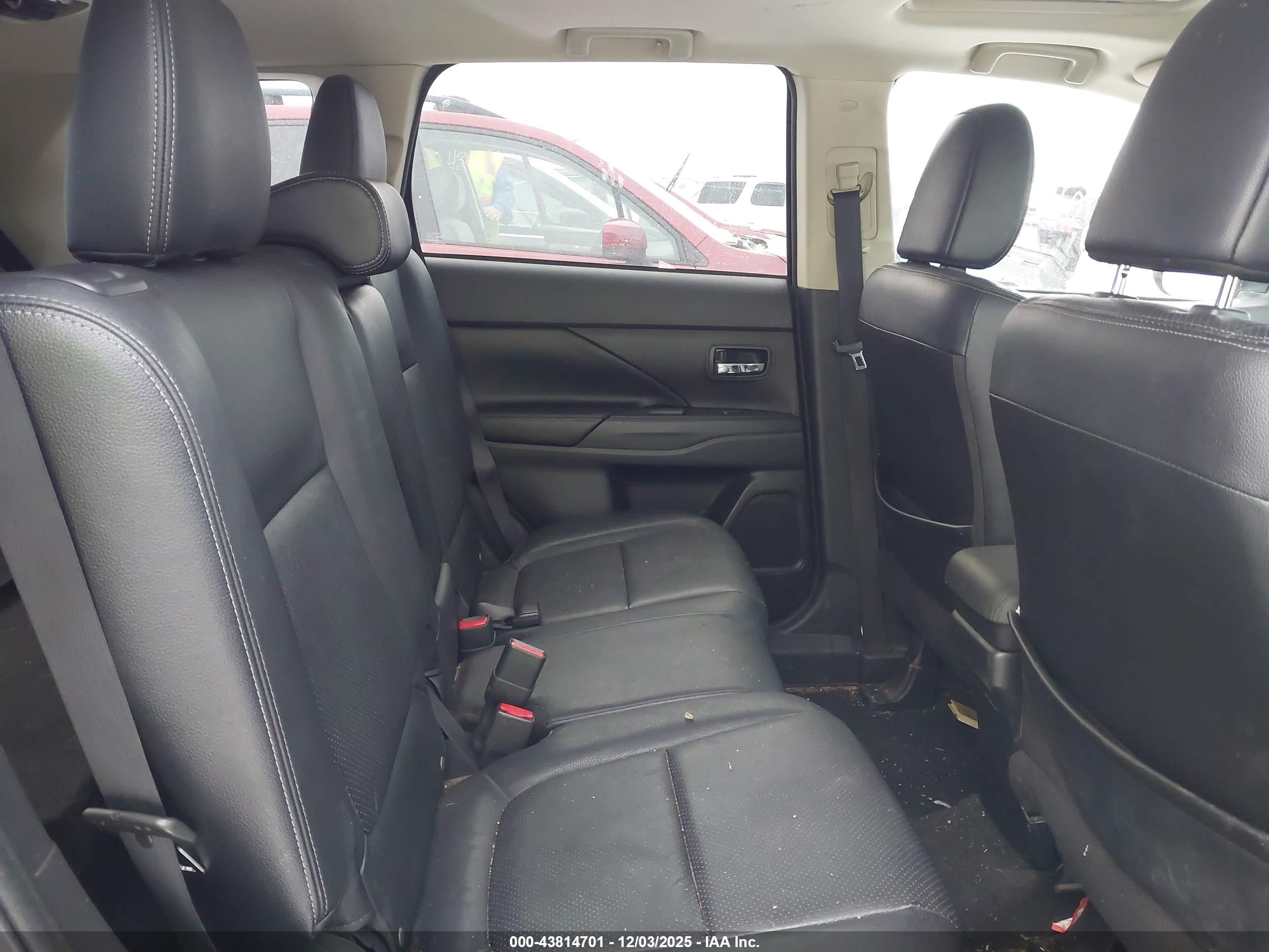 MITSUBISHI OUTLANDER image 8