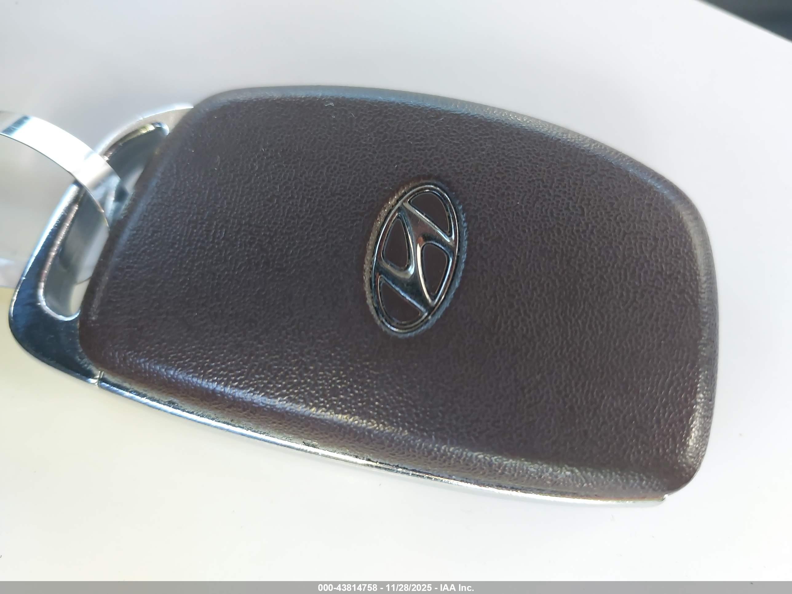 HYUNDAI ELANTRA image 11