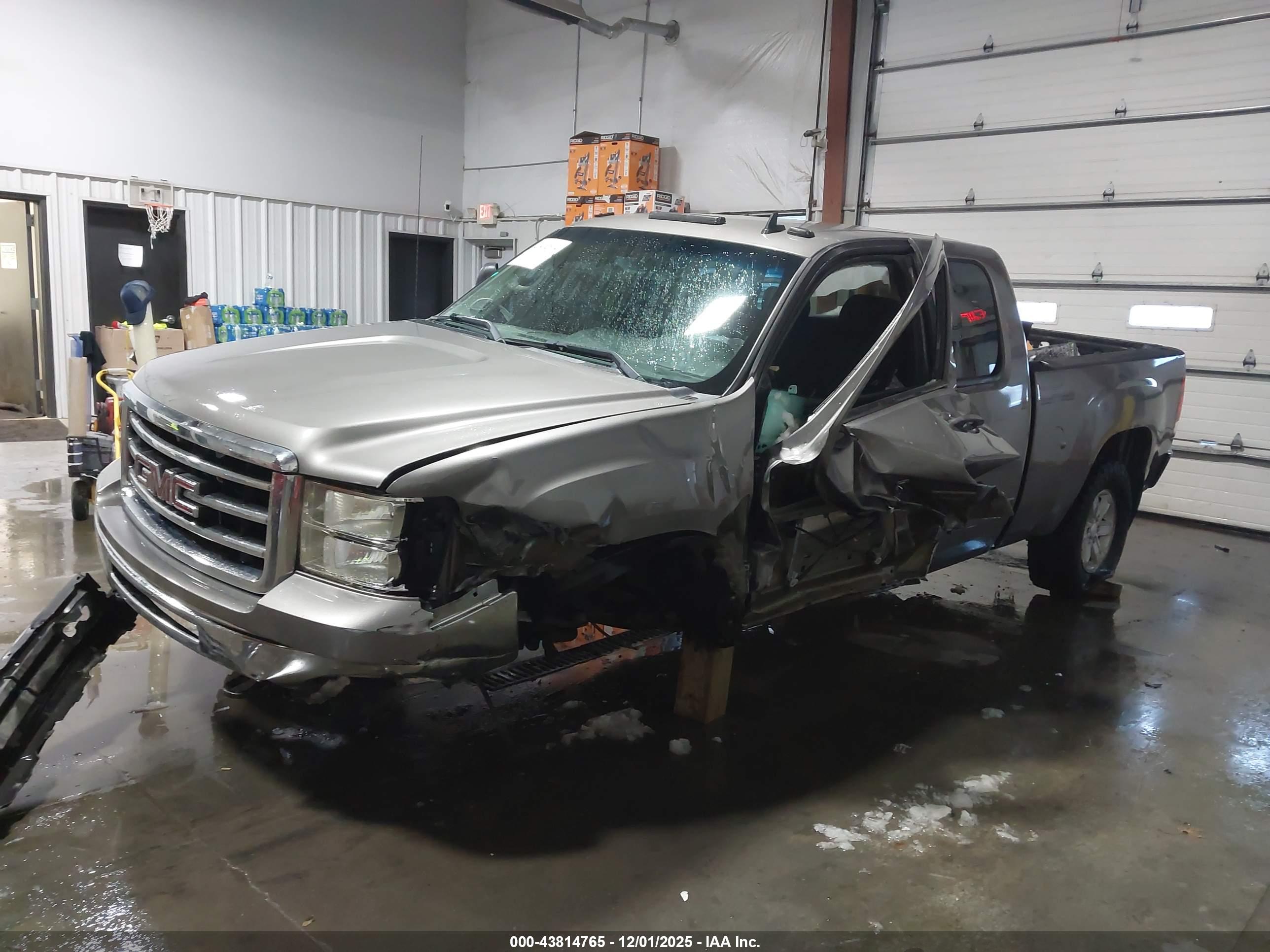 GMC SIERRA image 2