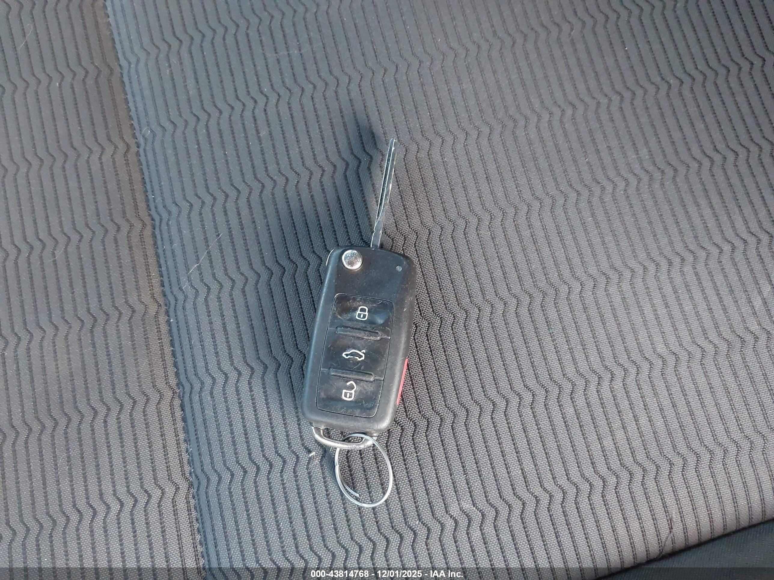 VOLKSWAGEN BEETLE image 11