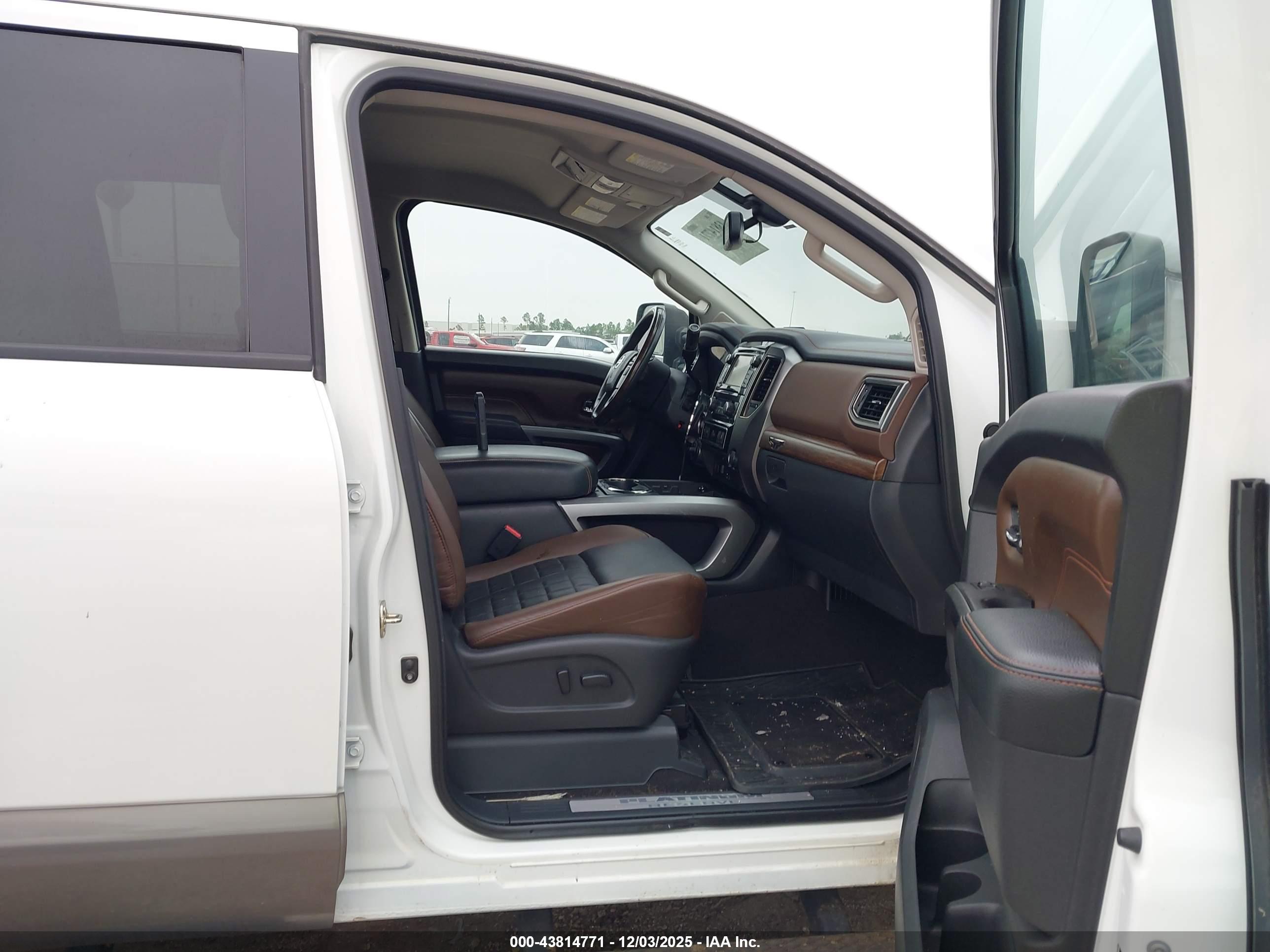 NISSAN TITAN image 5