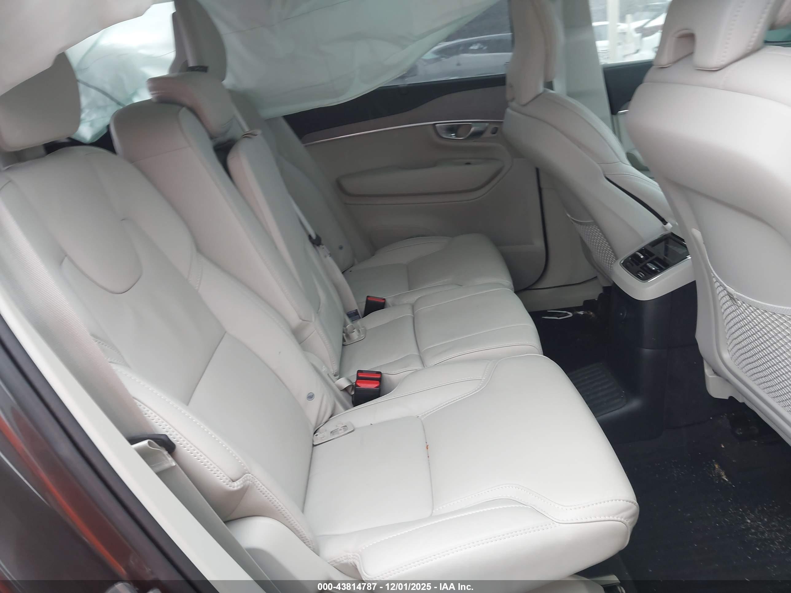 VOLVO XC90 image 8