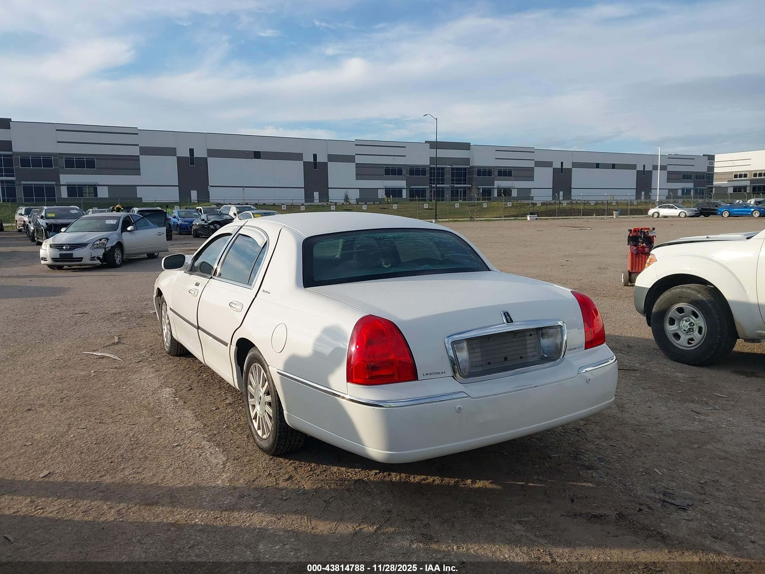 LINCOLN TOWN image 3