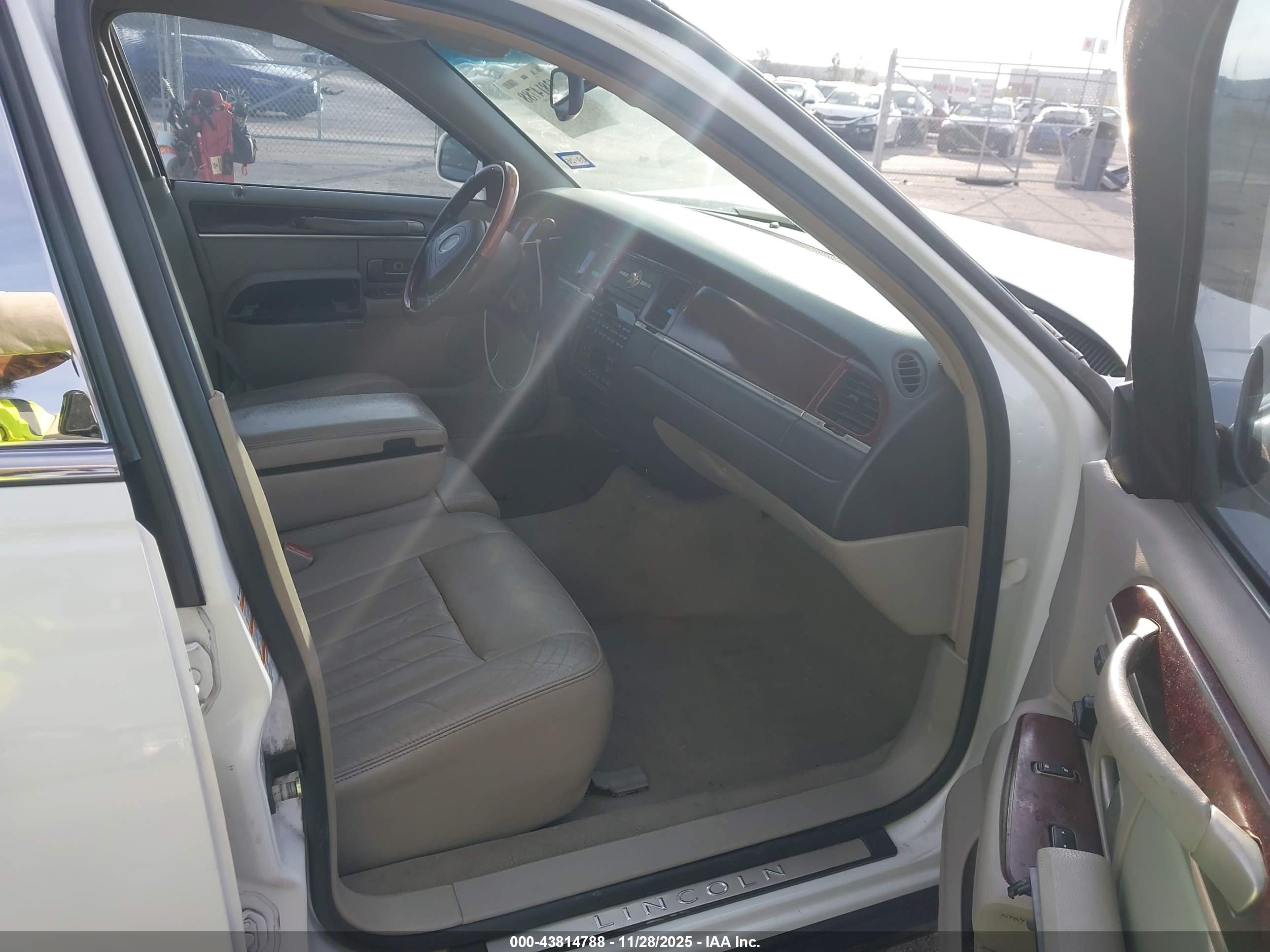 LINCOLN TOWN image 5
