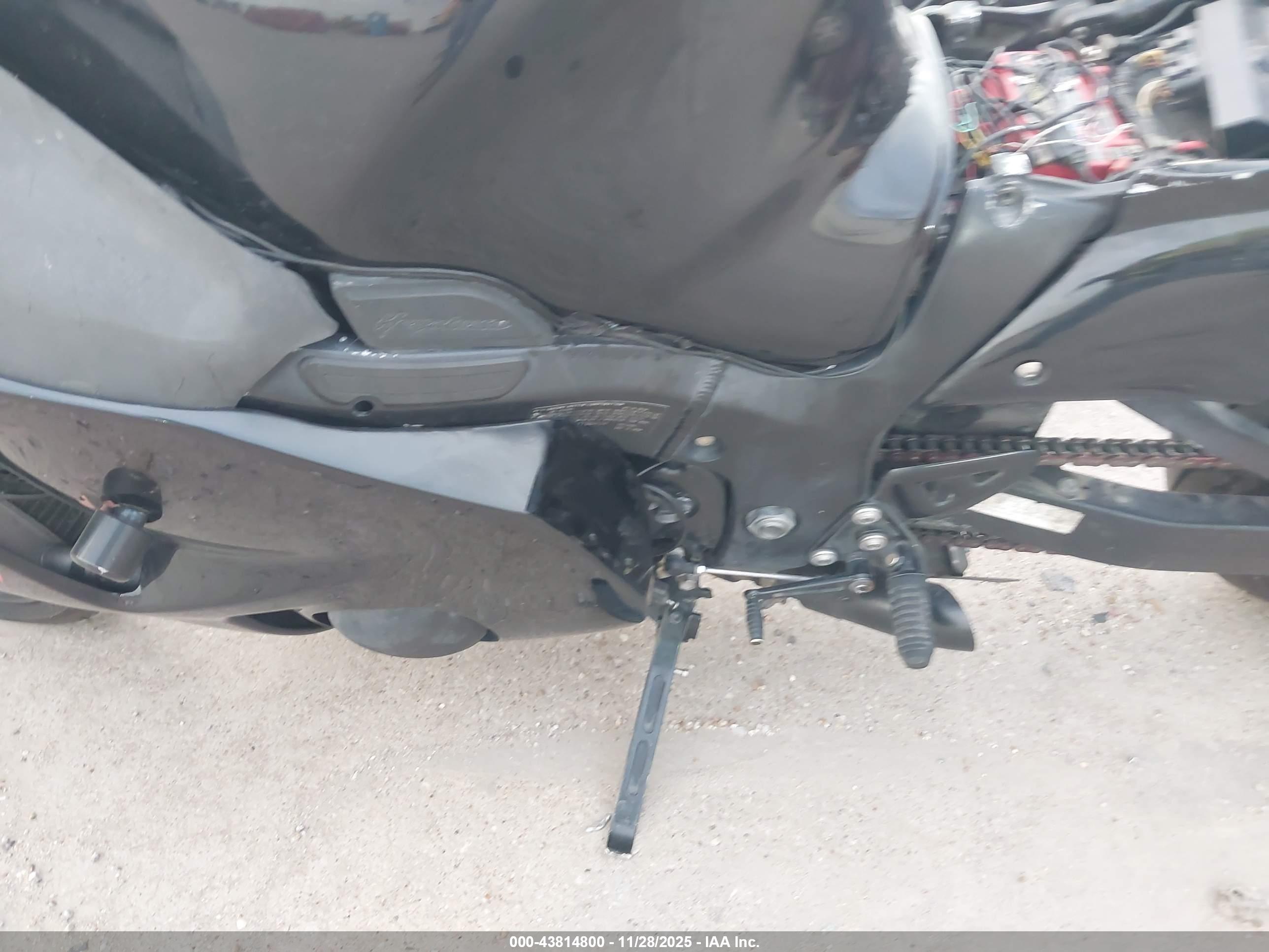 SUZUKI GSX1300 image 9