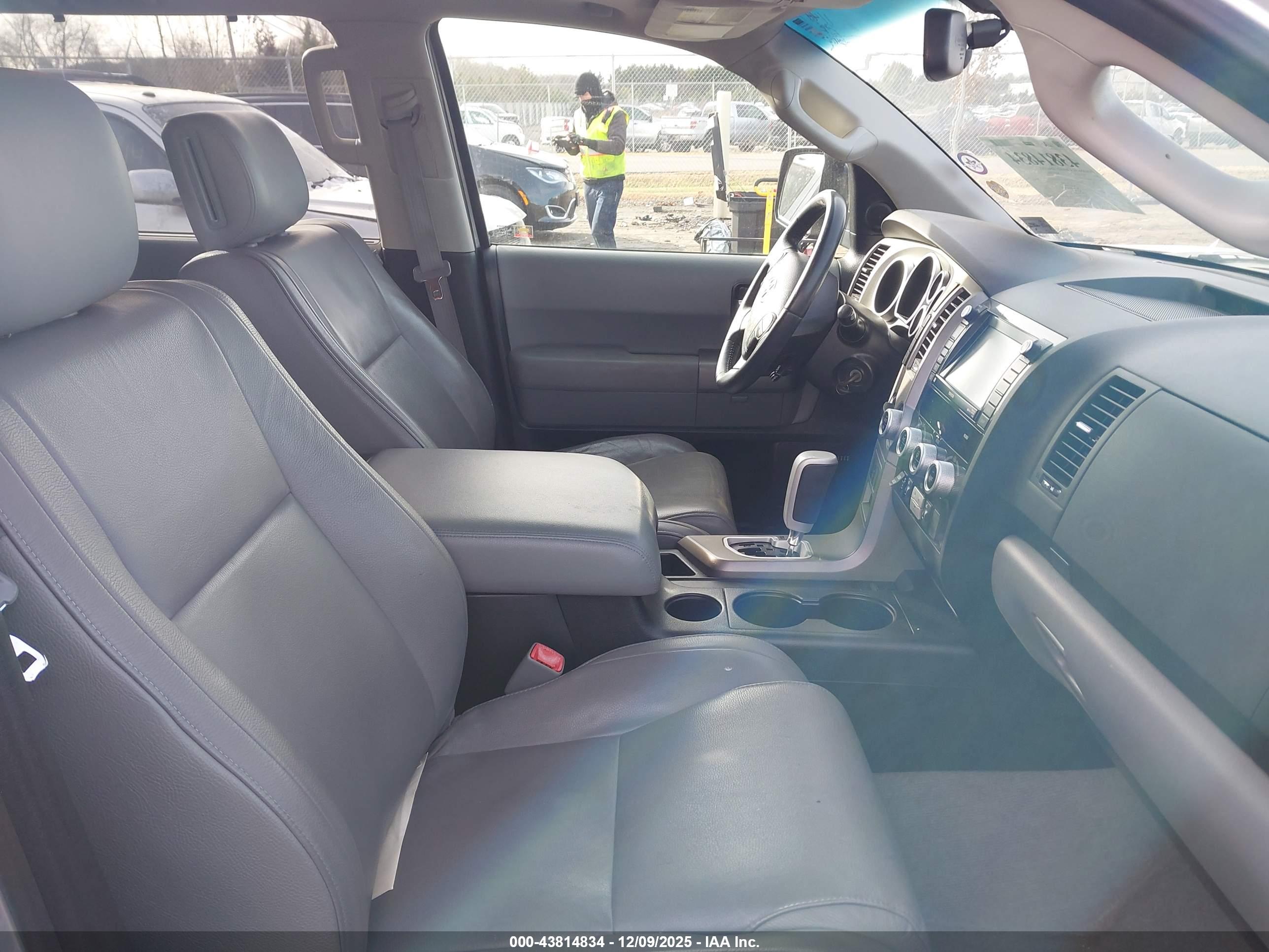 TOYOTA SEQUOIA image 5