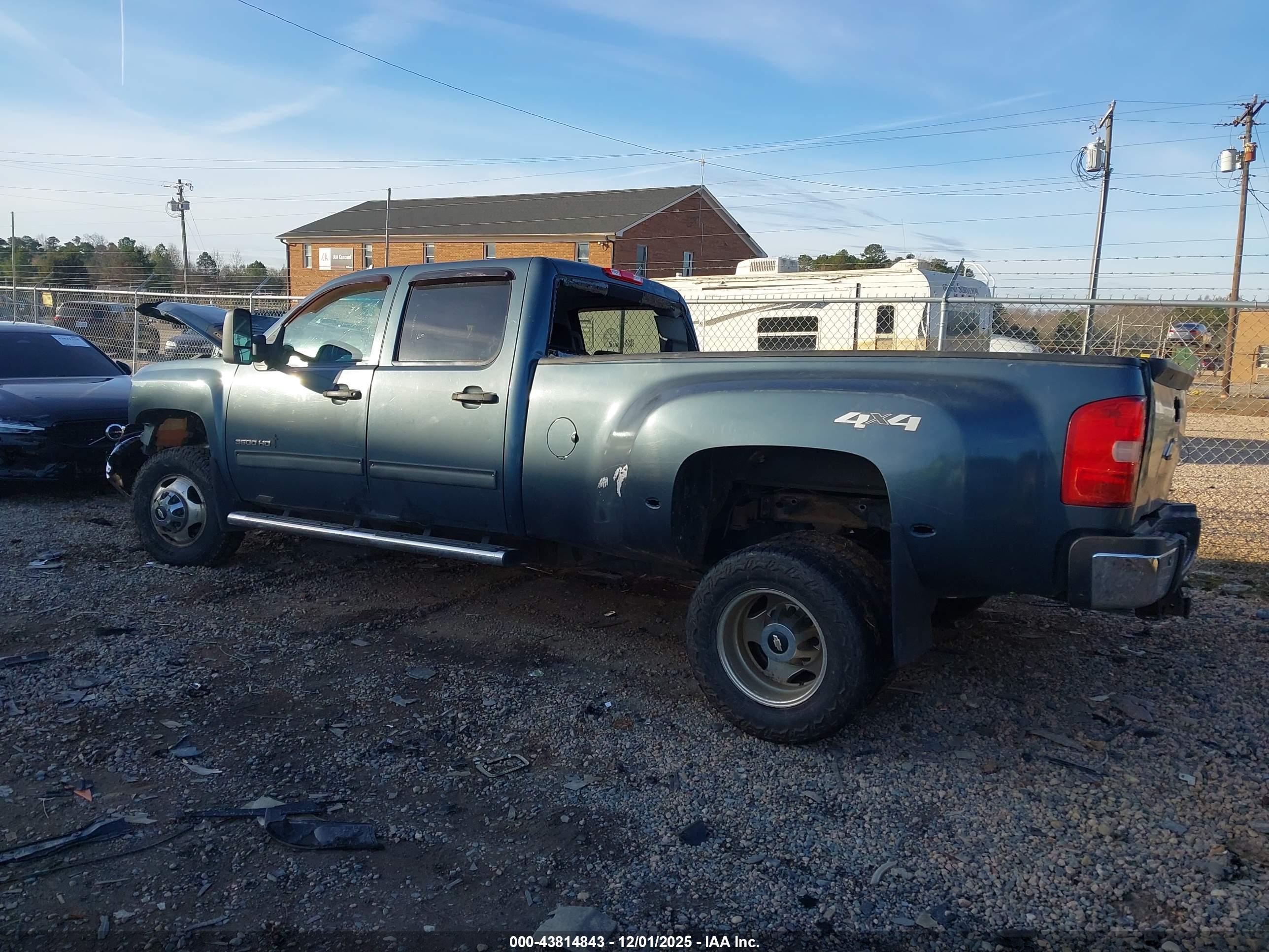 CHEVROLET SILVERADO image 3