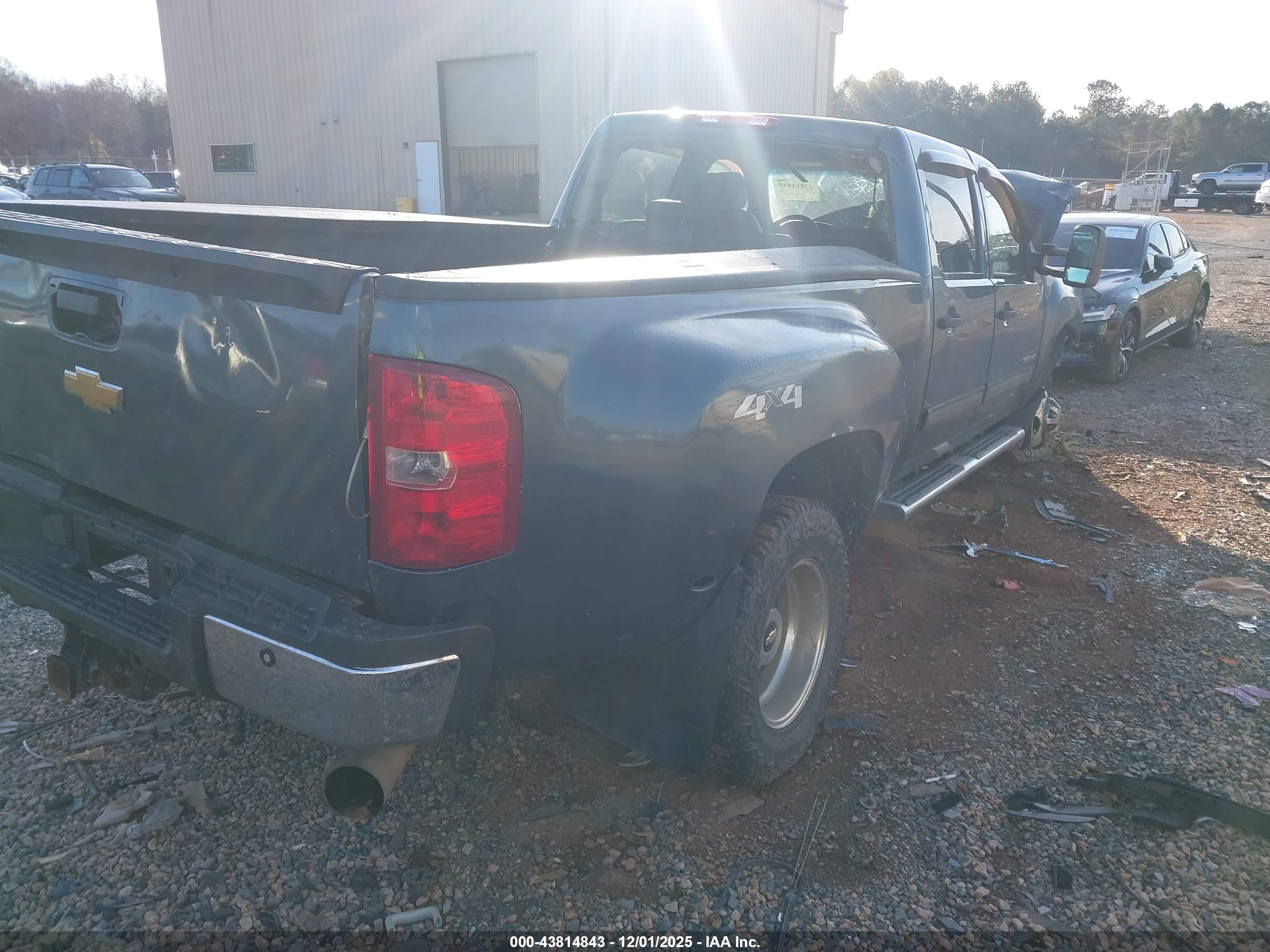 CHEVROLET SILVERADO image 4