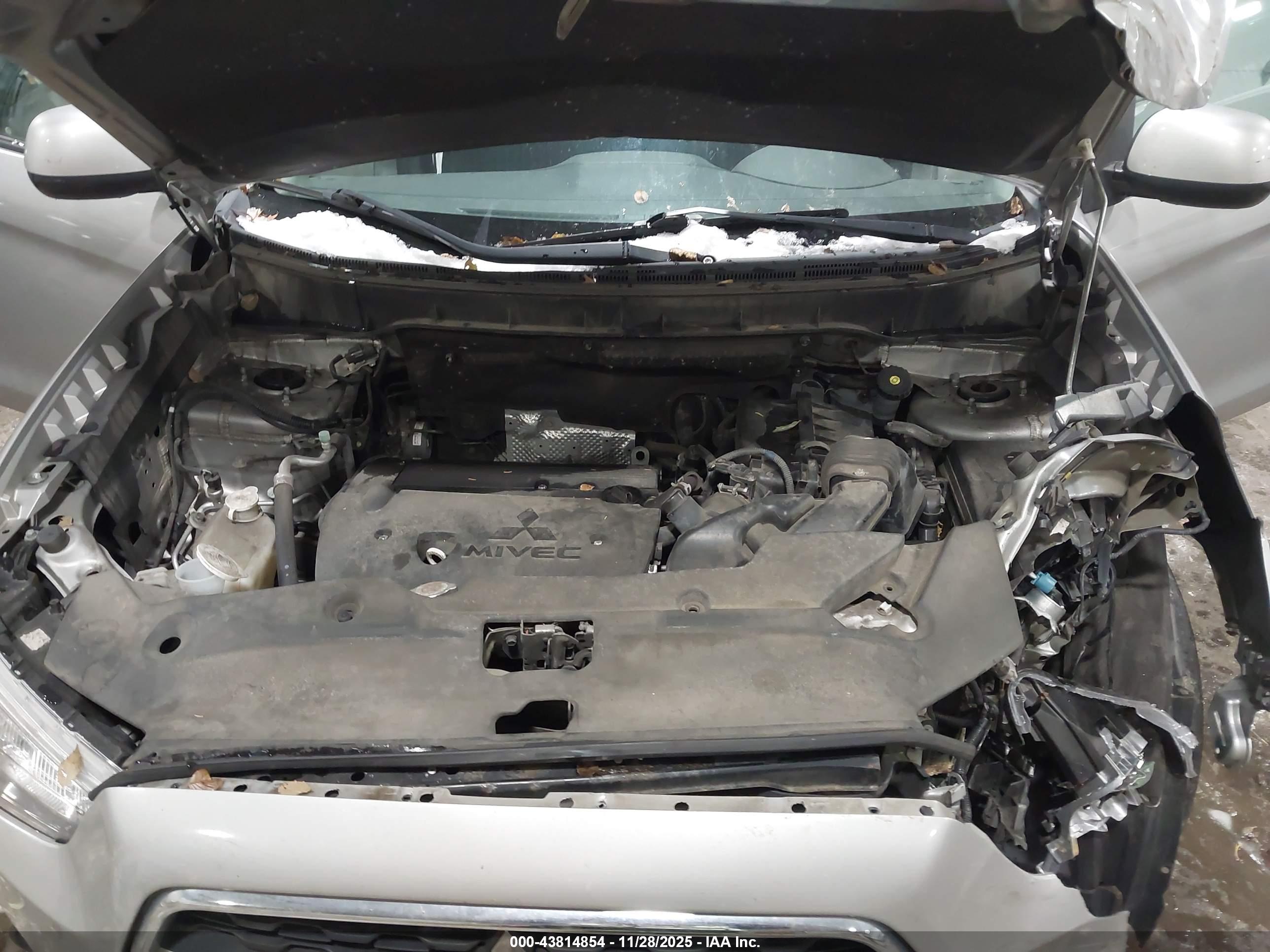 MITSUBISHI OUTLANDER image 10