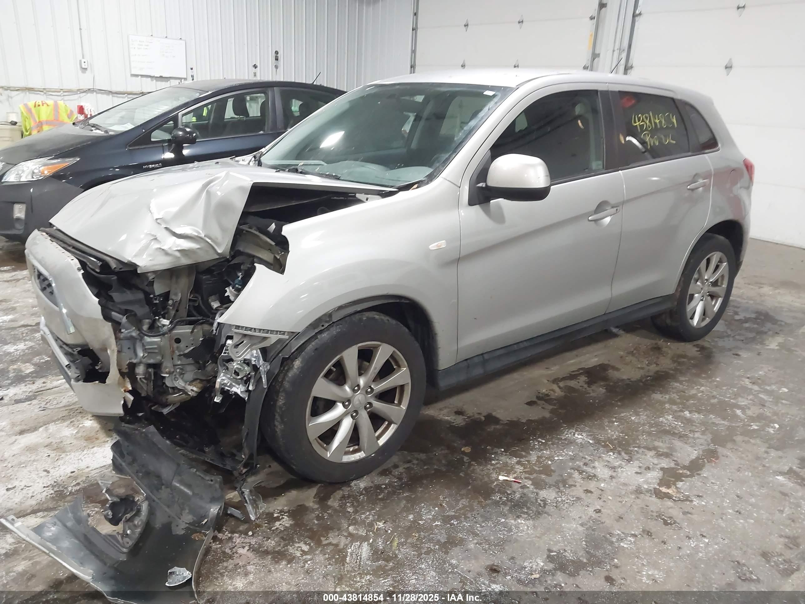 MITSUBISHI OUTLANDER image 2