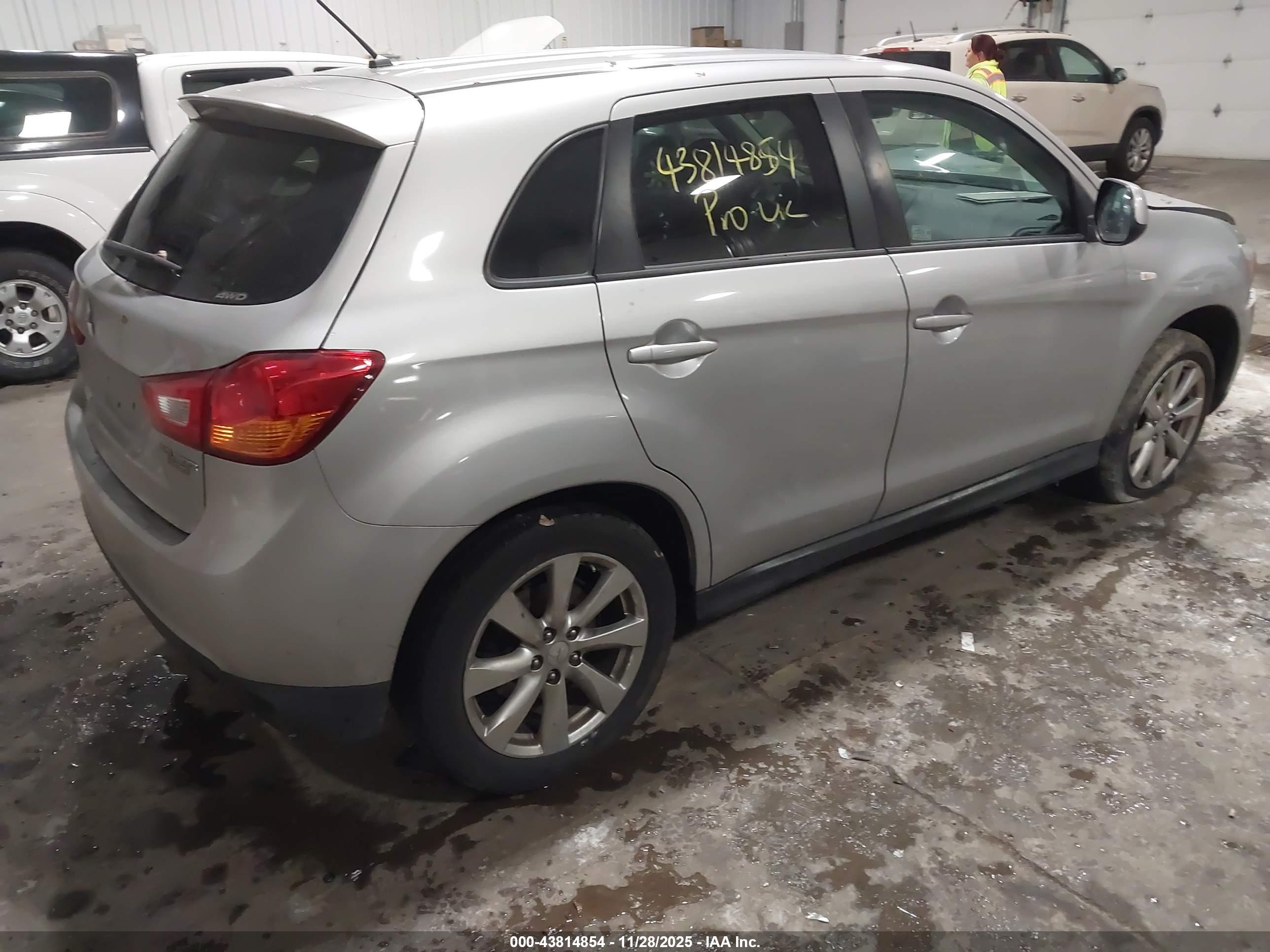 MITSUBISHI OUTLANDER image 4
