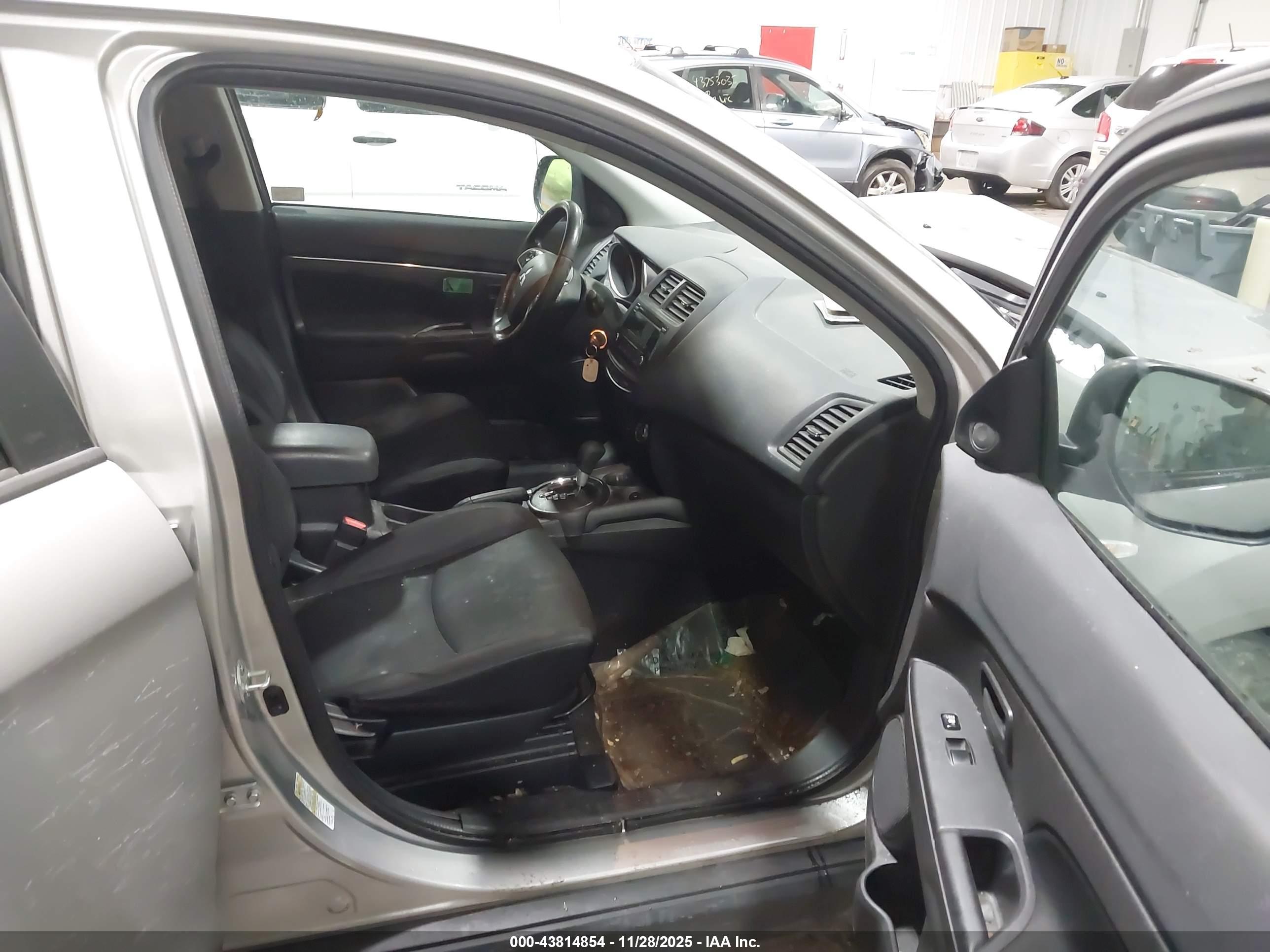 MITSUBISHI OUTLANDER image 5