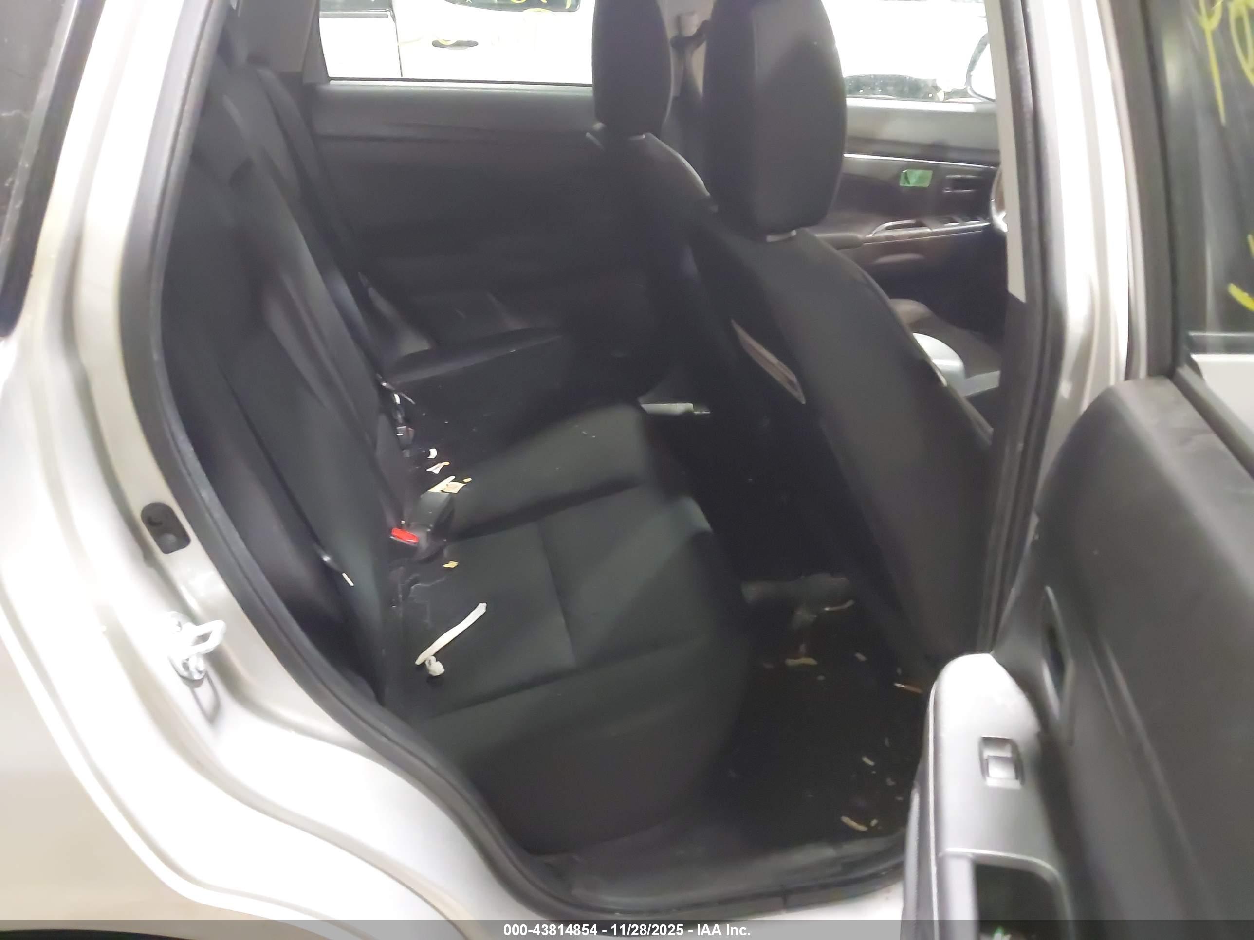 MITSUBISHI OUTLANDER image 8