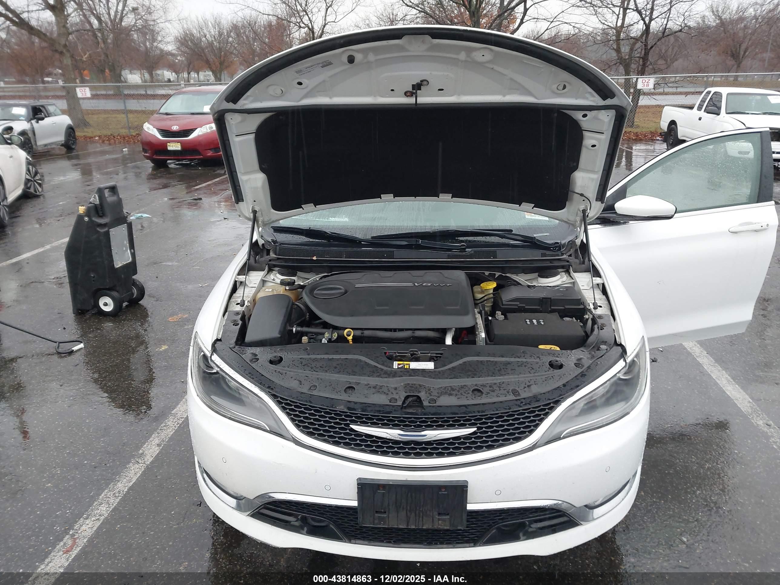 CHRYSLER 200 image 10