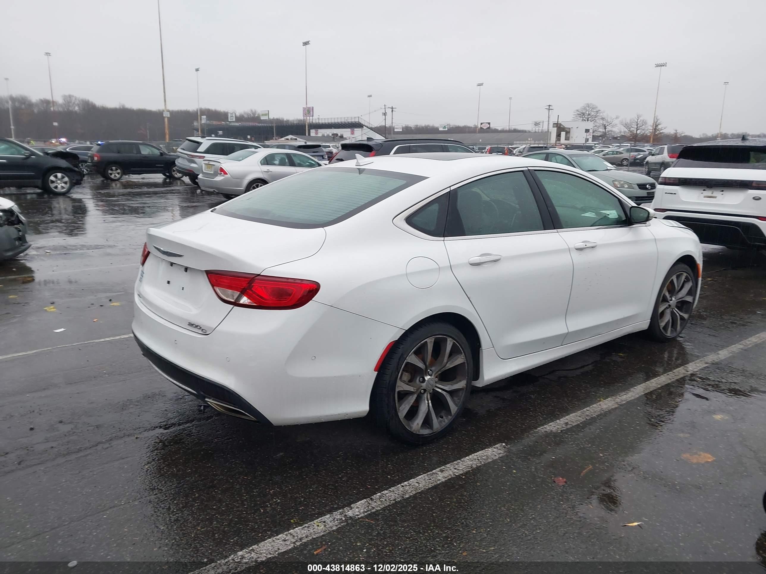 CHRYSLER 200 image 4